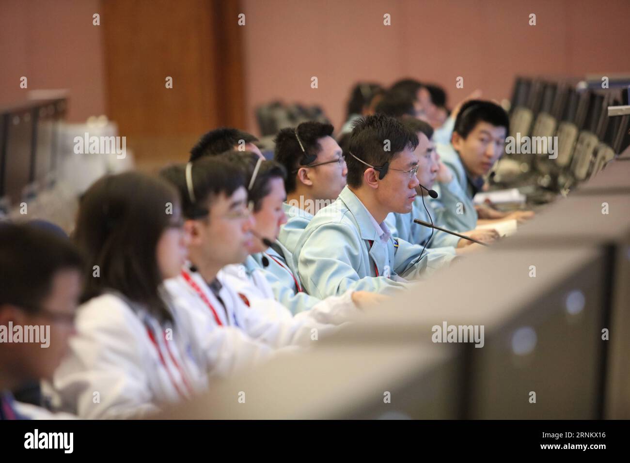 (170422) -- PECHINO, 22 aprile 2017 -- personale tecnico lavora al Beijing Aerospace Control Center per monitorare l'attracco automatizzato tra la navicella cargo Tianzhou-1 e il laboratorio spaziale Tiangong-2 a Pechino, capitale della Cina, 22 aprile 2017. La navicella cargo Tianzhou-1, la prima navicella cargo cinese, lanciata giovedì sera dal Wenchang Space Launch Center nella provincia di Hainan, nella Cina meridionale, ha completato con successo il docking automatico con il laboratorio spaziale Tiangong-2 orbitante alle 12:23 sabato, secondo il Beijing Aerospace Control Center. E' il primo attracco tra lo spac Foto Stock