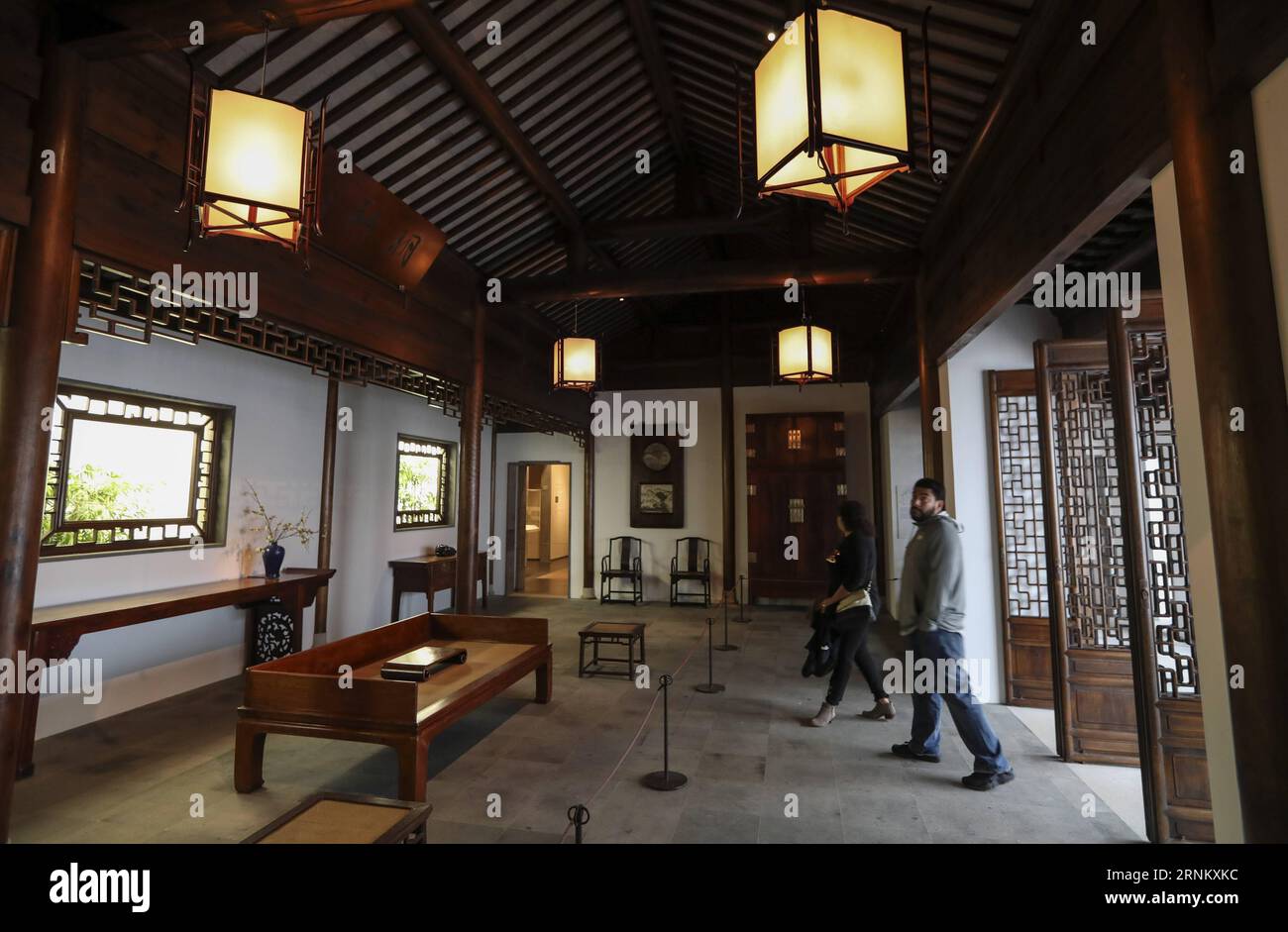 (170423) -- NEW YORK, 23 aprile 2017 -- People visit the Astor Court in the Metropolitan Museum of Art in New York, Stati Uniti, 21 aprile 2017. Modellato su un cortile nel Giardino del Maestro delle reti da pesca, o Wang Shi Yuan in cinese, nella città cinese di Suzhou, la Corte Astor o Ming Xuan fu completata da un team di 26 artigiani cinesi e aperta al pubblico nel 1981. È il primo scambio culturale permanente tra gli Stati Uniti e la Cina. Pur occupando solo un'area di circa 400 metri quadrati, la Corte presentava la quintessenza dei giardini di Suzhou dai corridoi a zigzag Foto Stock