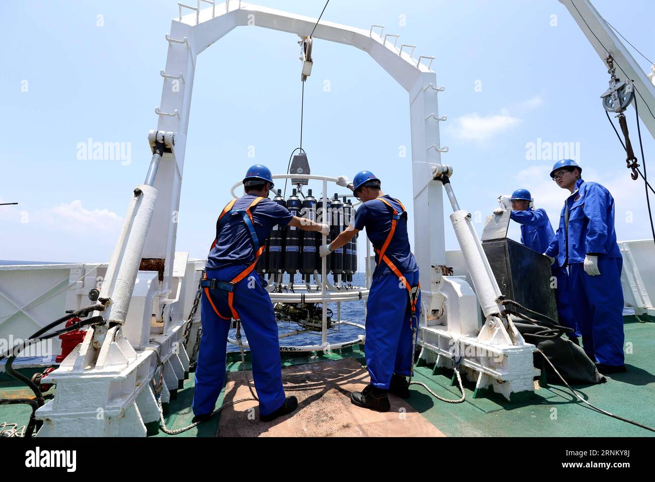 (170425) -- A BORDO DELLA NAVE XIANGYANGHONG 09, 25 aprile 2017 -- gli scienziati esaminano la temperatura e la salinità dell'acqua di mare con il dispositivo CTD a bordo della nave Xiangyanghong 09 nel Mar Cinese meridionale, Cina meridionale, 25 aprile 2017. Gli scienziati cinesi hanno intrapreso una missione in acque profonde nel Mar Cinese meridionale martedì, l'inizio della seconda fase della 38a spedizione oceanica cinese. Il sommergibile cinese Jiaolong con il suo equipaggio di scienziati è arrivato sul posto a bordo della nave madre Xiangyanghong 09. Il sommergibile dovrebbe condurre la sua prima immersione nel Mar Cinese meridionale quest'anno mercoledì. ) (lf Foto Stock