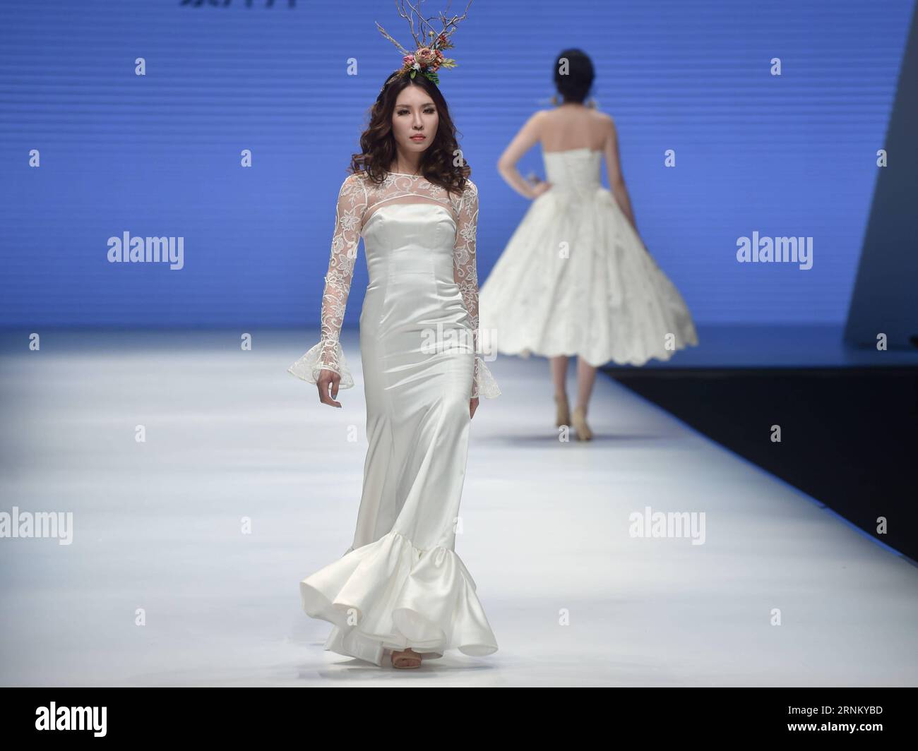 (170426) -- SHISHI, 26 aprile 2017 -- modelle presentano un abito da sposa del designer cinese Cai Pingping durante la Shishi Fashion Week 2017 nella città di Shishi, nella provincia del Fujian della Cina sudorientale, 25 aprile 2017. ) (Ry) CHINA-FUJIAN-SHISHI-FASHION SHOW (CN) SongxWeiwei PUBLICATIONxNOTxINxCHN SHISHI aprile 26 2017 Models Present Wedding Dress dei designer cinesi Cai Ping Ping durante la SHISHI Fashion Week 2017 nella città DI SHISHI nella provincia del Fujian della Cina sudorientale aprile 25 2017 Ry China Fujian SHISHI Fashion Show CN SongxWeiwei PUBLICATIONXNOTxINXCHN Foto Stock