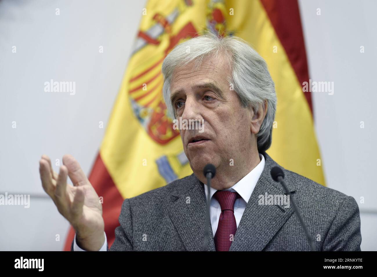 (170427) -- MONTEVIDEO, 27 aprile 2017 -- il presidente dell'Uruguay Tabare Vazquez parla durante una conferenza stampa congiunta con il primo ministro spagnolo Mariano Rajoy (non nella foto) a Montevideo, capitale dell'Uruguay, il 26 aprile 2017. ) (Da) (gj) URUGUAY-SPAGNOLO PM-VISIT NICOLASxCELAYA PUBLICATIONxNOTxINxCHN Montevideo aprile 27 2017 Il presidente dell'Uruguay Tabare Vazquez parla durante una conferenza stampa congiunta con i primi ministri spagnoli Mariano Rajoy non raffigurato a Montevideo capitale dell'Uruguay IL 26 2017 aprile GJ Uruguay PM spagnolo visita NicolasxCelaya PUBLICATIONXNOTxINxCHN Foto Stock