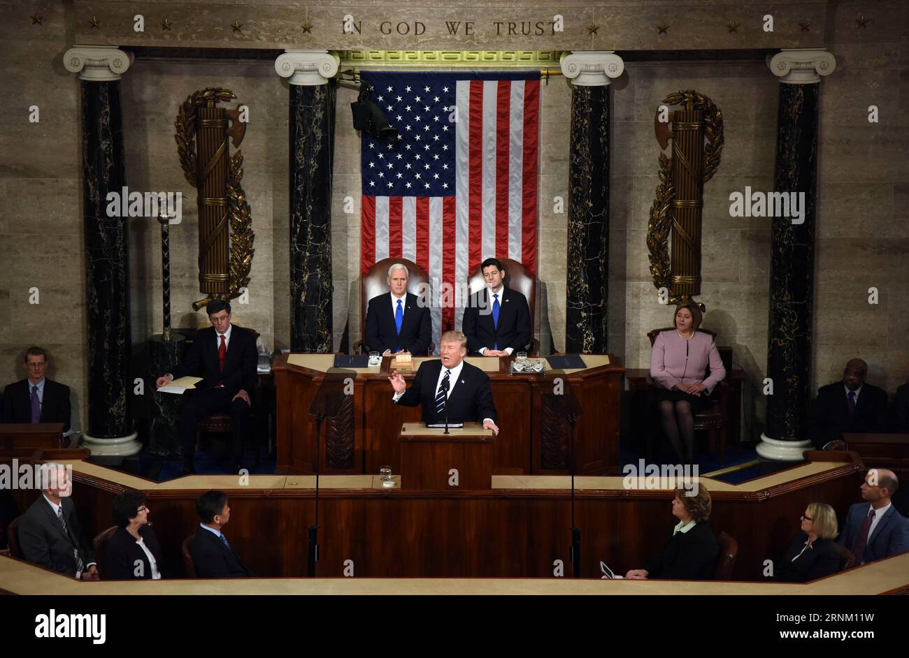 (170429) -- WASHINGTON, 29 aprile 2017 -- la foto del file scattata il 28 febbraio 2017 mostra il presidente degli Stati Uniti Donald Trump (C) che affronta la sessione congiunta del Congresso, come il vicepresidente Mike Pence (L, Back) e il presidente della camera Paul Ryan (R, Back) che ascolta, a Capitol Hill a Washington D.C., Stati Uniti. Il 29 aprile 2017 segna il 100° giorno dell'ufficio di Donald Trump come 45° presidente degli Stati Uniti. U.S.-WASHINGTON D.C.-PRESIDENT-DONALD TRUMP-100 DAYS YinxBogu PUBLICATIONxNOTxINxCHN Washington aprile 29 2017 foto del file scattata IL 28 2017 febbraio mostra il presidente degli Stati Uniti Donald Trump C che si rivolge alla J Foto Stock