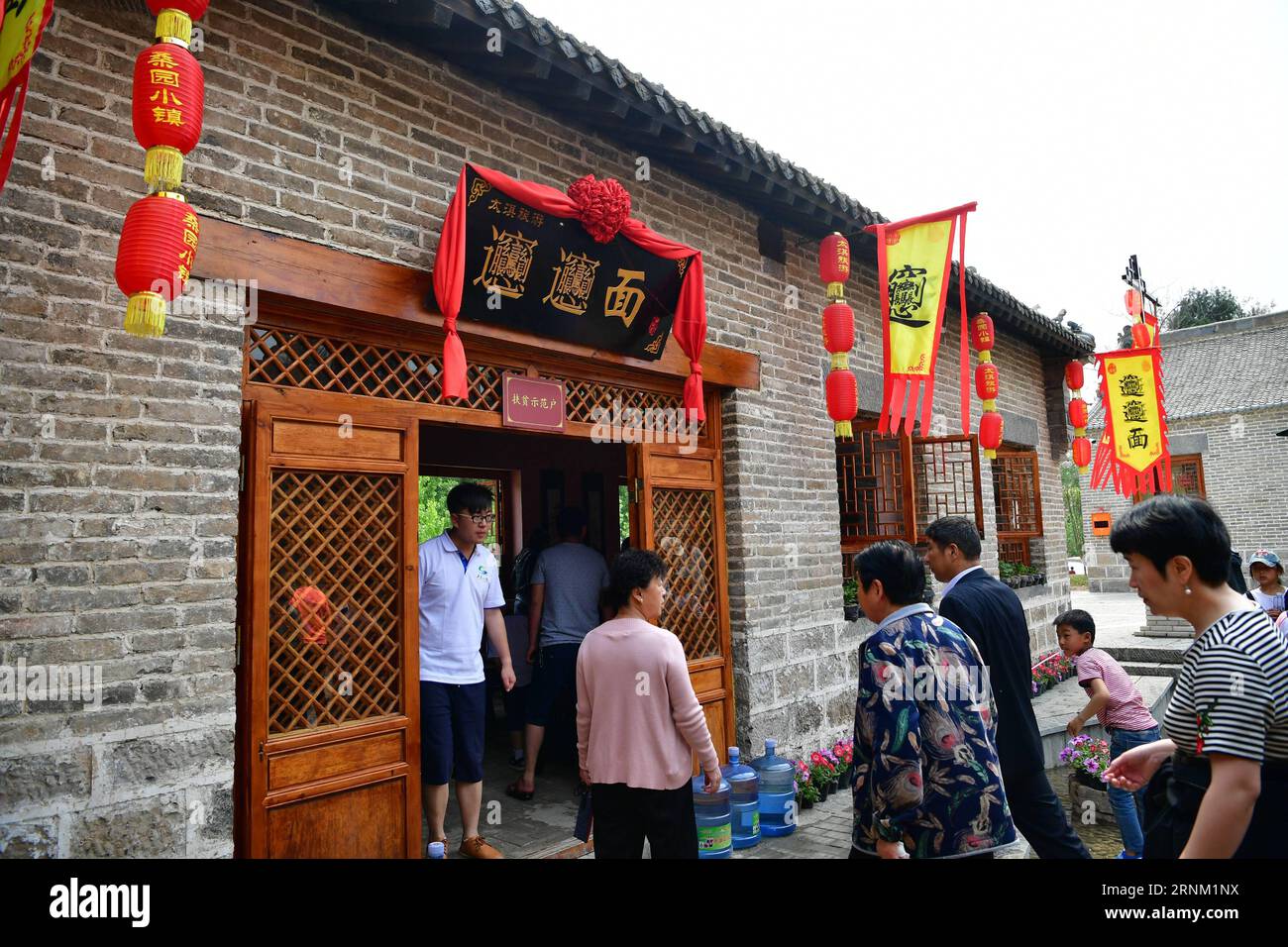 (170501) -- ZHENGZHOU, 1 maggio 2017 -- i turisti visitano un ristorante nel villaggio di Sangyuan della città di Hebi, nella provincia di Henan, nella Cina centrale, il 1° maggio 2017. Il turismo rurale ha mantenuto una forte crescita in Cina lo scorso anno, poiché più abitanti delle città preferiscono un assaggio della vita del paese durante le vacanze, e i governi sperano che il settore in espansione contribuisca ad alleviare la povertà. ) (Wyl) CHINA-RURAL TOURISM-POVERTY RELIEF (CN) FengxDapeng PUBLICATIONxNOTxINxCHN Zhengzhou 1 maggio 2017 turisti visitano il ristorante nel villaggio di Hebi City Central China S Henan Province 1 maggio 2017 il turismo rurale ha mantenuto una forte crescita in China lo Foto Stock