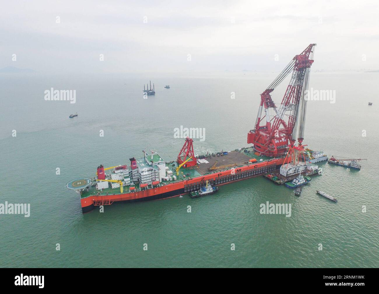 (170502) -- ZHUHAI, 2 maggio 2017 -- Una gigantesca gru, trasformata da una petroliera, solleva una struttura chiave di 6.000 tonnellate del ponte trasversale più lungo del mondo che collega Hong Kong, Zhuhai e Macao, 2 maggio 2017. Il cuneo, lungo 12 metri e pesa più di 25 jet Airbus A380, è stato abbassato per collegare i tubi immersi del tunnel sotterraneo del ponte. Il ponte di 55 chilometri collega Zhuhai nella provincia del Guangdong con Hong Kong e Macao. Comprende un ponte di 22,9 km e un tunnel sotterraneo di 6,7 km. )(wjq) CHINA-CROSS-SEA BRIDGE-CONSTRUCTION (CN) LiuxDawei PUBLICATIONxNOTxINxCHN Zhuh Foto Stock
