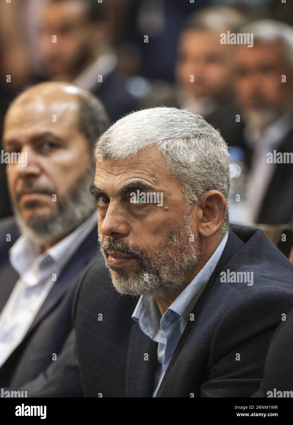 (170502) -- GAZA, 2 maggio 2017 -- il leader di Hamas della Striscia di Gaza Yehya al-Sinwar partecipa a un raduno per assistere al discorso del capo di Hamas Khaled Meshaal nella città di Gaza, il 1° maggio 2017. Il movimento islamico di Hamas ha presentato un nuovo documento politico in cui afferma di accettare la creazione di uno Stato palestinese basato sui confini del 1967 nella sponda occidentale e nella Striscia di Gaza. Khaled Meshaal, capo di Hamas, ha annunciato il nuovo programma in una conferenza stampa tenutasi nella città di Doha in Qatar. ) (hy) MIDEAST-GAZA-HAMAS WissamxNassar PUBLICATIONxNOTxINxCHN Gaza 2 maggio 2017 il leader di Hamas della Striscia di Gaza Yehya al Sinwar ATT Foto Stock