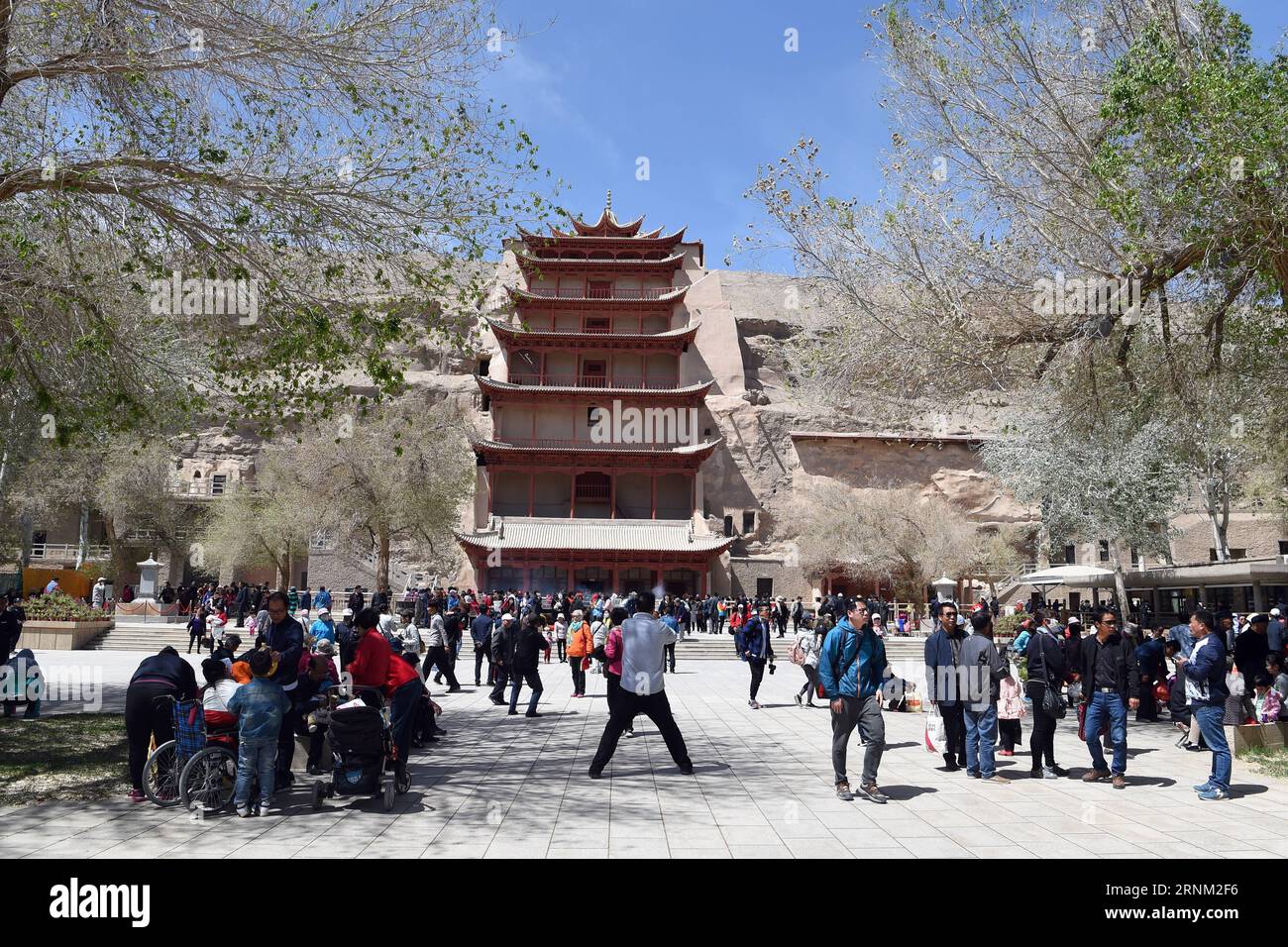 (170504) -- DUNHUANG, 4 maggio 2017 -- le persone visitano le Grotte di Mogao, sede di un'enorme collezione di opere d'arte buddiste, a Dunhuang, nella provincia del Gansu della Cina nord-occidentale, 3 maggio 2017. I buddhisti hanno adorato le Grotte di Mogao per celebrare il compleanno di Buddha Sakyamuni, il fondatore del buddismo, che cade il 3 maggio di quest'anno, secondo il tradizionale calendario lunare cinese. ) (wf) CHINA-GANSU-DUNHUANG-BUDDHISM (CN) ChenxBin PUBLICATIONxNOTxINxCHN Dunhuang 4 maggio 2017 le celebrità visitano le Grotte di Mogao sede di un'enorme collezione di opere d'arte buddiste a Dunhuang nella provincia del Gansu nella Cina nordoccidentale 3 maggio 2 Foto Stock