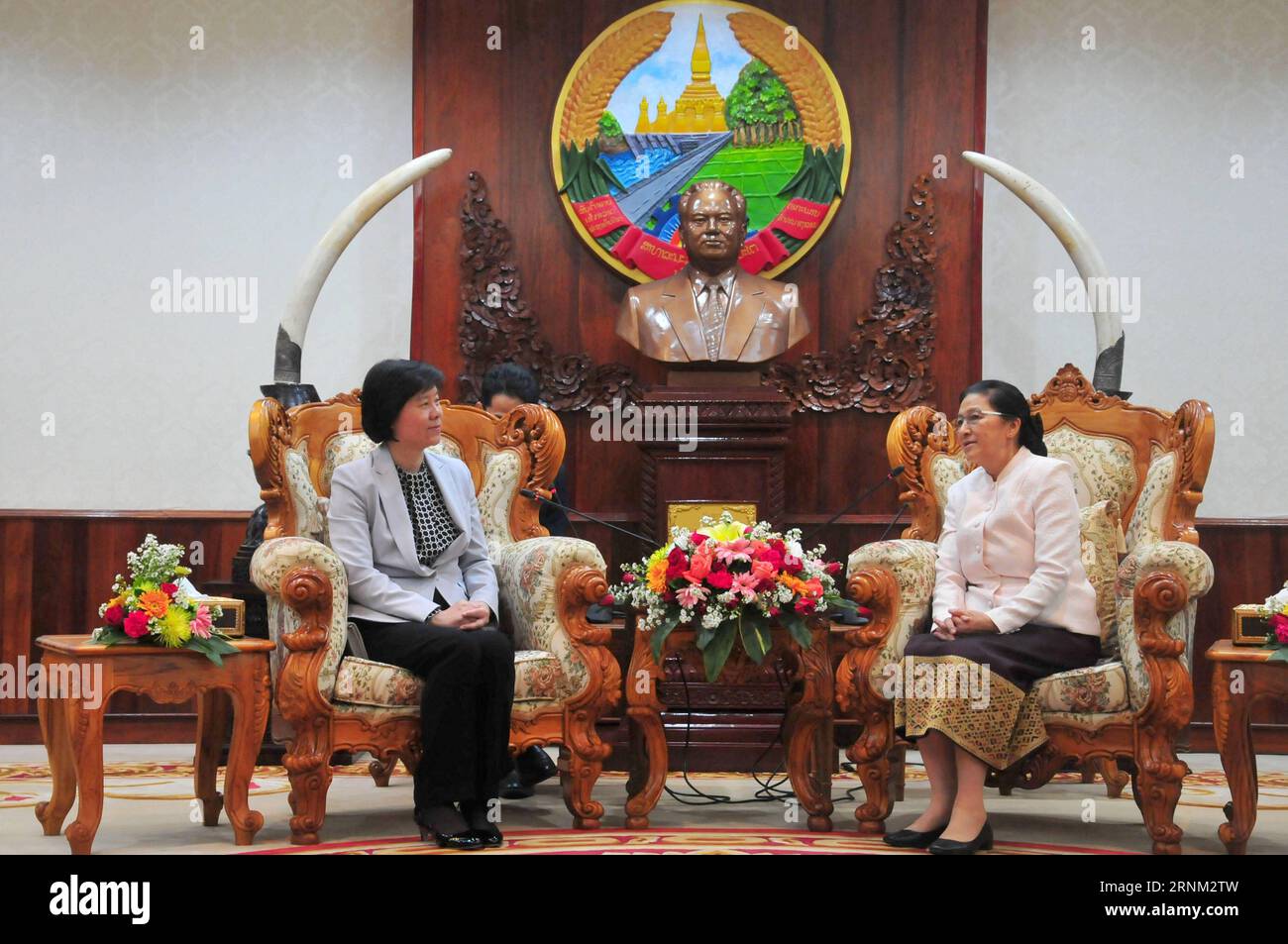 (170504) -- VIENTIANE, 4 maggio 2017 -- il vicepresidente del comitato permanente del Congresso nazionale del popolo cinese e presidente della Federazione femminile di tutta la Cina Shen Yueyue (L) incontra il presidente dell'Assemblea nazionale del Laos Pany Yathotou a Vientiane, Laos il 4 maggio 2017. ) LAOS-VIENTIANE-PANY YATHOTOU-CHINA-SHEN YUEYUE-MEETING ZhangxJianhua PUBLICATIONxNOTxINxCHN Vientiane 4 maggio 2017 Vice Presidente persona del Comitato Thing del Congresso cinese delle celebrità nazionali e Presidente della Federazione femminile di tutta la Cina Shen Yueyue l incontra il Presidente dell'Assemblea Nazionale Foto Stock