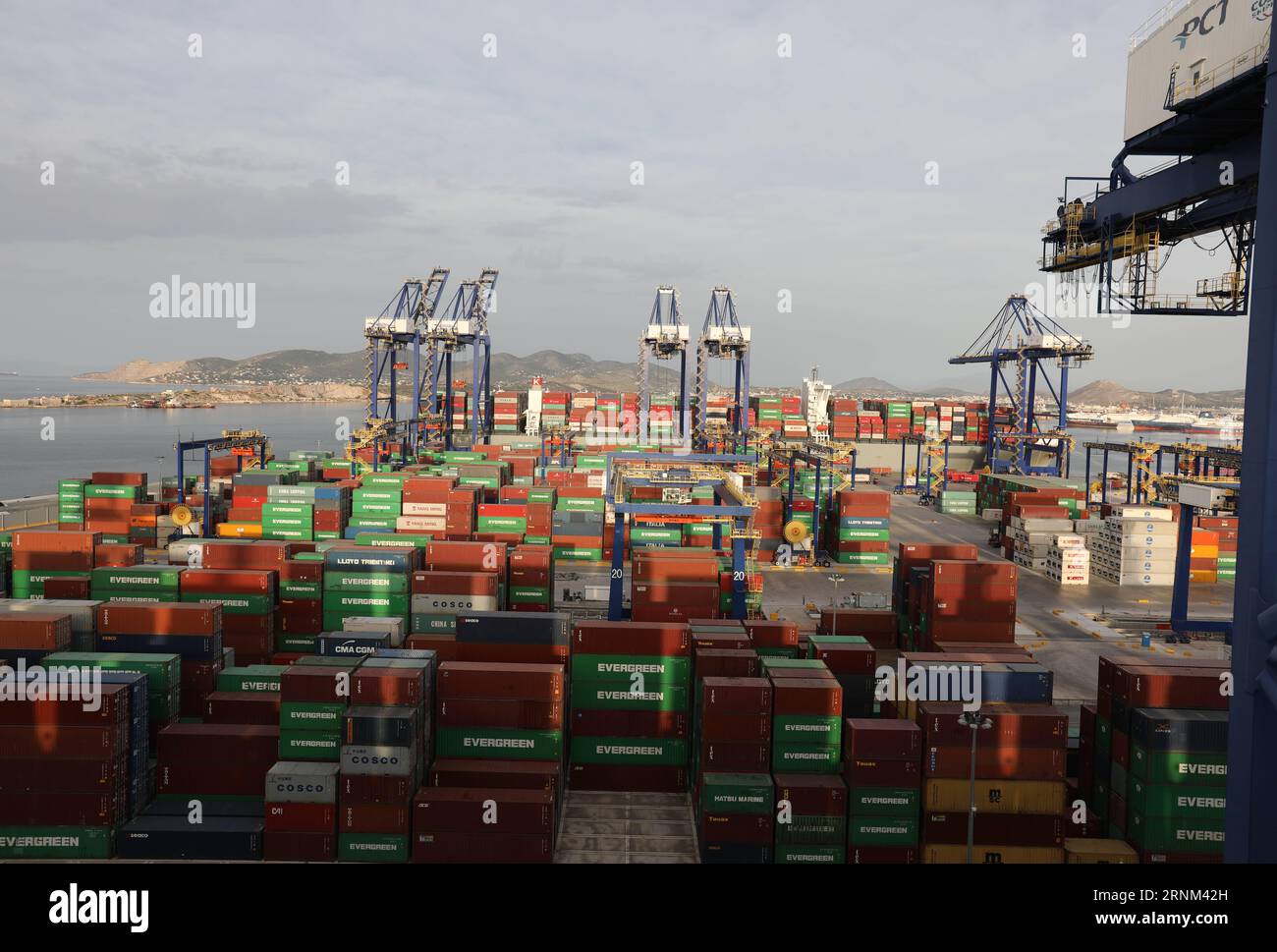 (170507) -- PORTO DEL PIREO (GRECIA), 7 maggio 2017 -- foto scattata il 7 maggio 2017 mostra gru a ponte che scaricano merci dalla nave mercantile (M.V.) COSCO Netherlands e caricano merci sulla nave al porto del Pireo, Grecia. È il ventiduesimo giorno in mare per la nave mercantile (M.V.) COSCO Paesi Bassi per completare il suo viaggio dalla Cina all'Europa su una rotta conosciuta come la via della seta marittima. Dal Pacifico, dall'Oceano Indiano all'Oceano Atlantico, e dal Mar Cinese meridionale, dal Mar Rosso al Mediterraneo, la via della seta marittima del XXI secolo attraversa gli oceani e si estende oltre il tempo e la spac Foto Stock