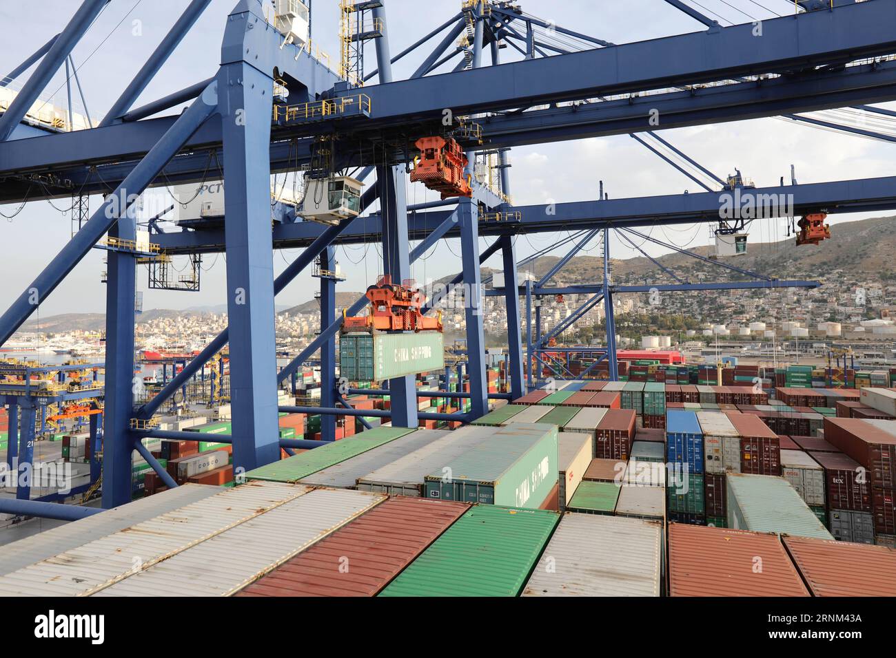 (170507) -- PORTO DEL PIREO (GRECIA), 7 maggio 2017 -- foto scattata il 7 maggio 2017 mostra gru a ponte che scaricano merci dalla nave mercantile (M.V.) COSCO Netherlands e caricano merci sulla nave al porto del Pireo, Grecia. È il ventiduesimo giorno in mare per la nave mercantile (M.V.) COSCO Paesi Bassi per completare il suo viaggio dalla Cina all'Europa su una rotta conosciuta come la via della seta marittima. Dal Pacifico, dall'Oceano Indiano all'Oceano Atlantico, e dal Mar Cinese meridionale, dal Mar Rosso al Mediterraneo, la via della seta marittima del XXI secolo attraversa gli oceani e si estende oltre il tempo e la spac Foto Stock