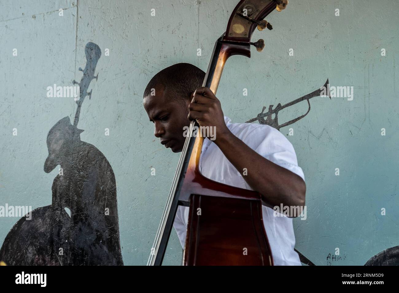 (170510) -- ATENE, 10 maggio 2017 -- Un musicista della Municipal Youth Orchestra di Caracas dal Venezuela si esibisce al campo profughi di Skaramangas vicino al Pireo, in Grecia, il 10 maggio 2017. I musicisti venezuelani hanno tenuto un concerto al campo profughi di Skaramangas, il più grande campo profughi gestito dallo Stato in Grecia. Nel campo profughi di Skaramangas, più di 3.500 persone cercano di funzionare come una comunità e superare le sfide quotidiane in attesa di essere trasferite in altri paesi europei. Gestito dalla marina greca e gestito da ONG, il campo si trova in una vasta zona industriale vicino al porto del Pireo. Come una vecchia nave Foto Stock