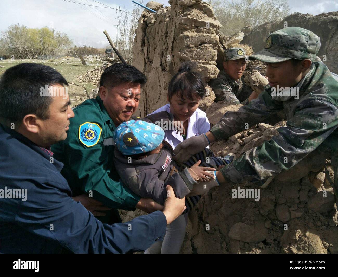 (170511) -- TAXKORGAN, 11 maggio 2017 -- i soccorritori salvano un ragazzo del gruppo etnico tagiko nel villaggio di Quzgun nella contea di Taxkorgan, nella regione autonoma di Xinjiang Uygur, nella Cina nordoccidentale, 11 maggio 2017. Otto morti sono stati confermati e 23 feriti dopo il terremoto nella contea di Taxkorgan, nello Xinjiang, alle 5:58 di giovedì. Ha anche portato a gravi danni o al crollo di 1.520 case. ) (zhs) CHINA-XINJIANG-EARTHQUAKE-RESCUE (CN ) YuexXiaoping PUBLICATIONxNOTxINxCHN 170511 Taxkorgan 11 maggio 2017 salvataggio di un ragazzo del gruppo etnico tagiko nel villaggio di Quake Hit Taxkorgan County Northwest China S Foto Stock