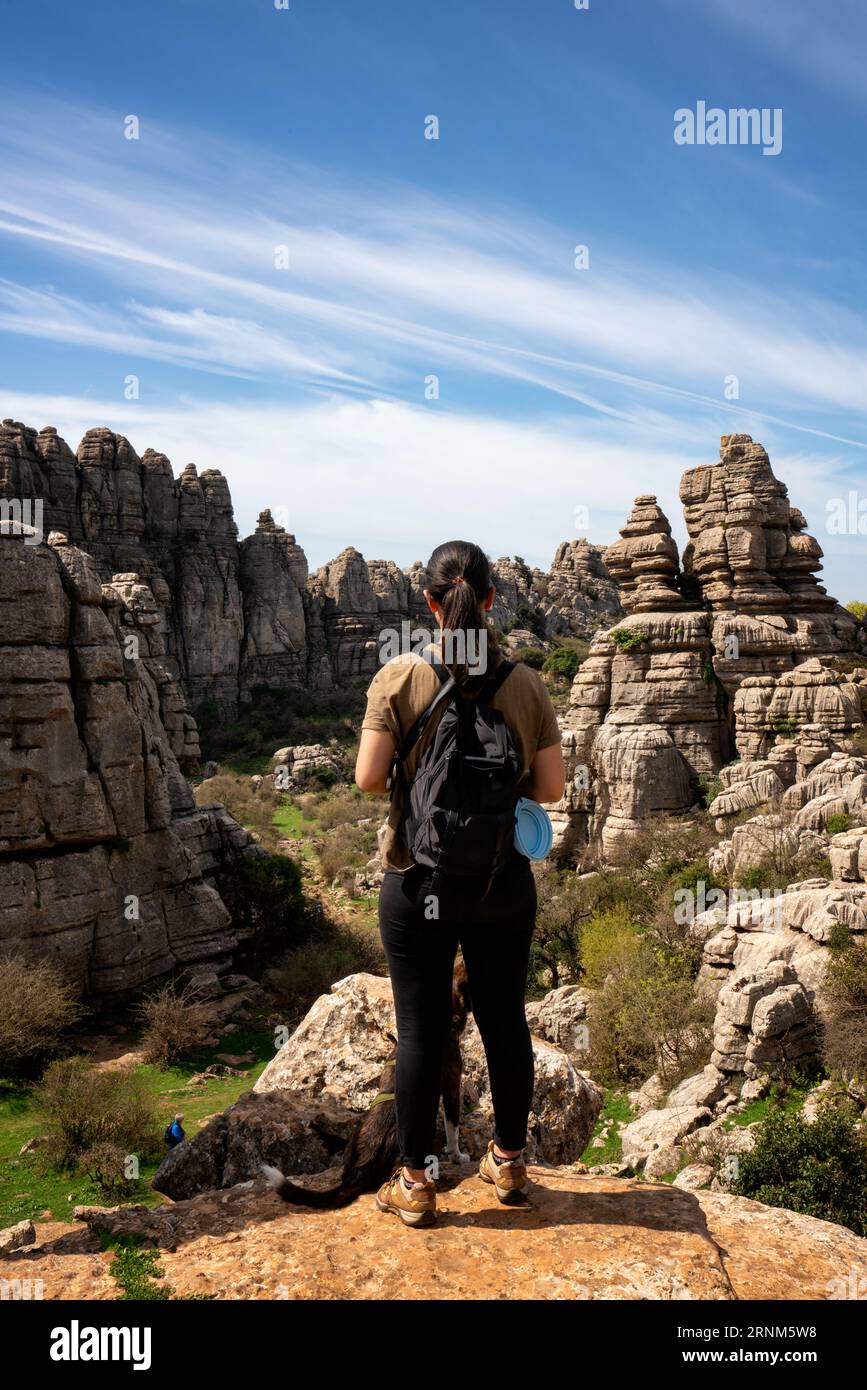 Donna che guarda le formazioni di roccia calcarea nella riserva naturale di El Torcal de Antequera, in Spagna Foto Stock