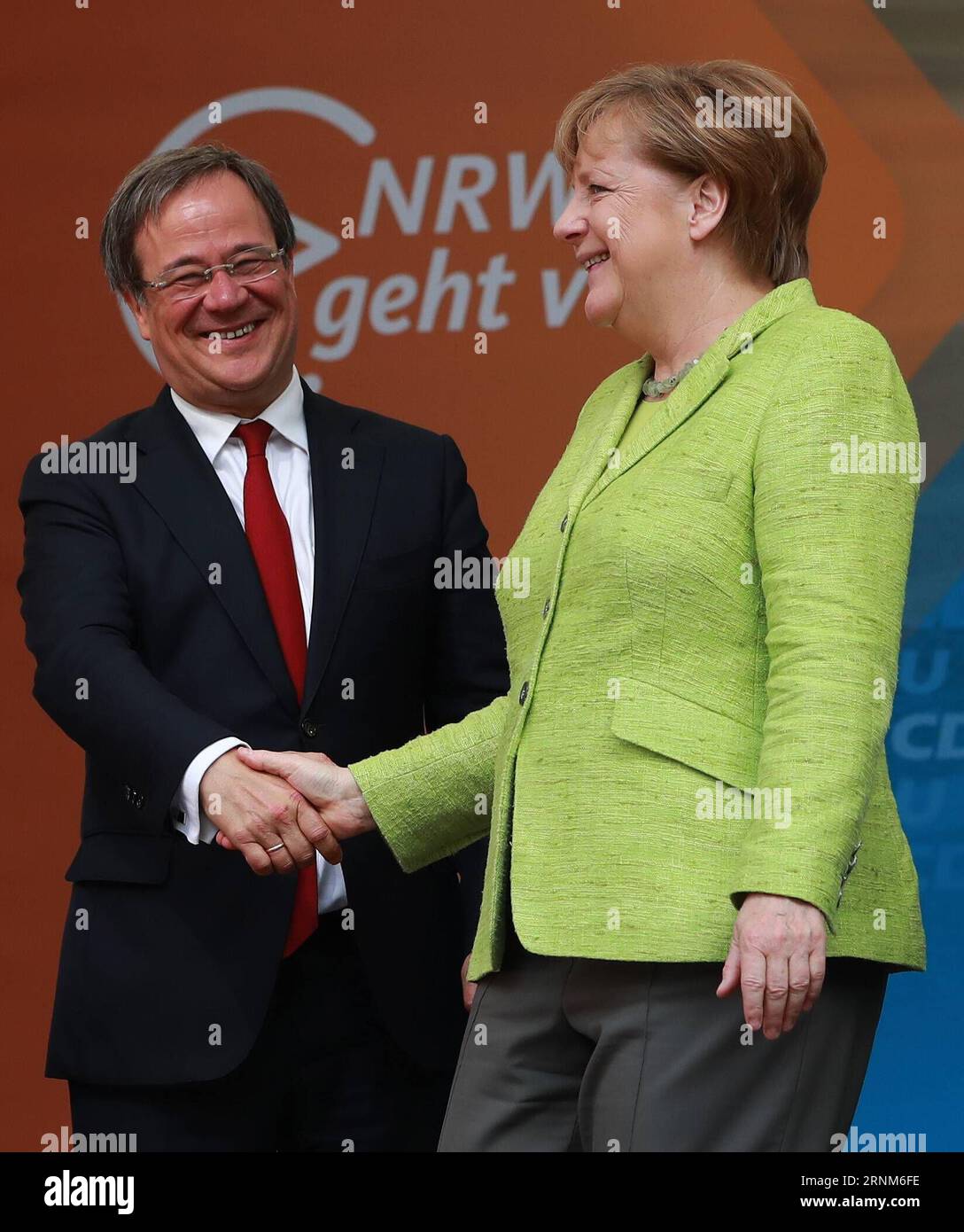 Bilder des Tages 170513 -- AQUISGRANA, 13 maggio 2017 -- Cancelliere tedesco Angela Merkel R e Armin Laschet, leader CDU dell'Unione Cristiana Democratica nella Renania settentrionale-Vestfalia, partecipano alla manifestazione finale della campagna CDU per le elezioni di stato nella Renania settentrionale-Vestfalia ad Aquisgrana, Germania, 13 maggio 2017. Zjy GERMANIA-AQUISGRANA-CDU-ELEZIONI STATALI LuoxHuanhuan PUBLICATIONxNOTxINxCHN Foto Stock