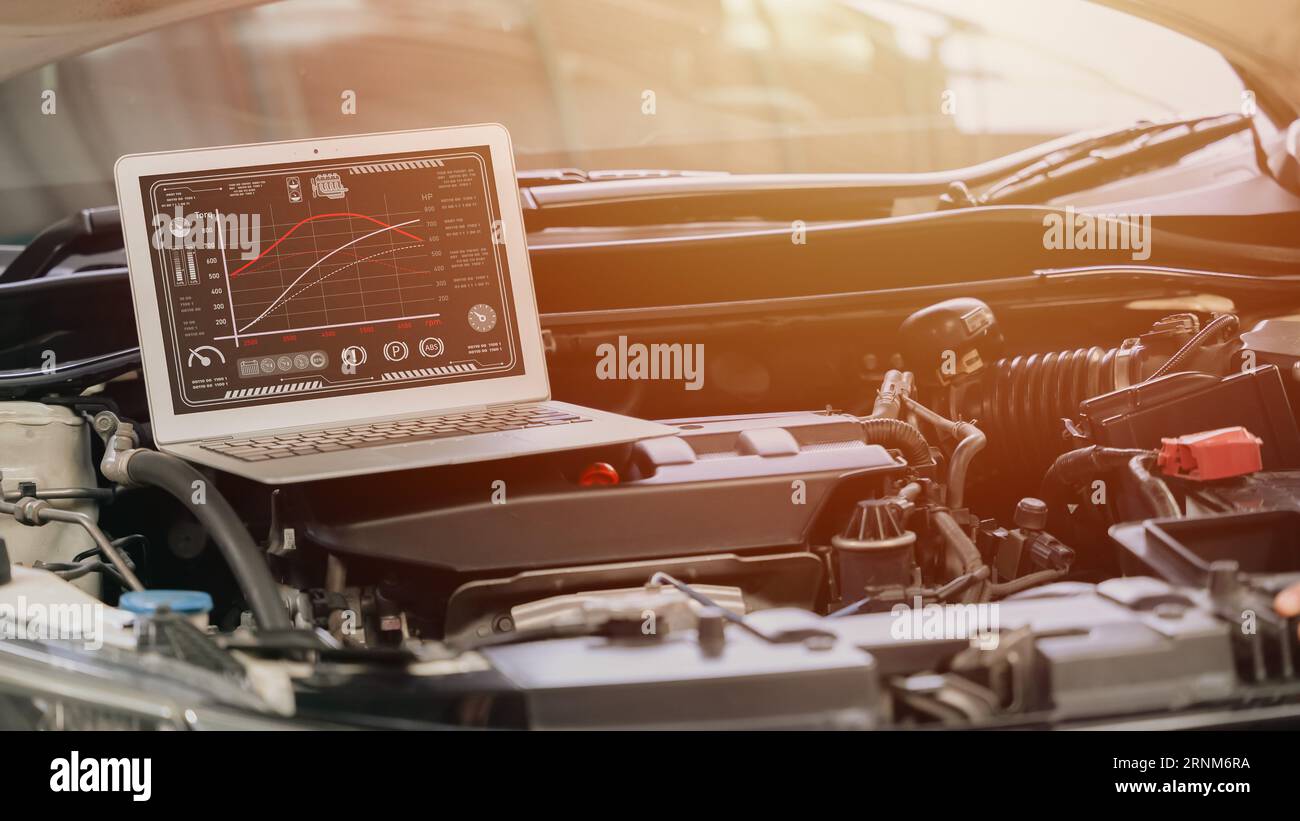 primo piano di un computer portatile con regolazione della velocità ecu del motore di un'auto da corsa con software moderno per visualizzare la coppia e la potenza sullo schermo Foto Stock
