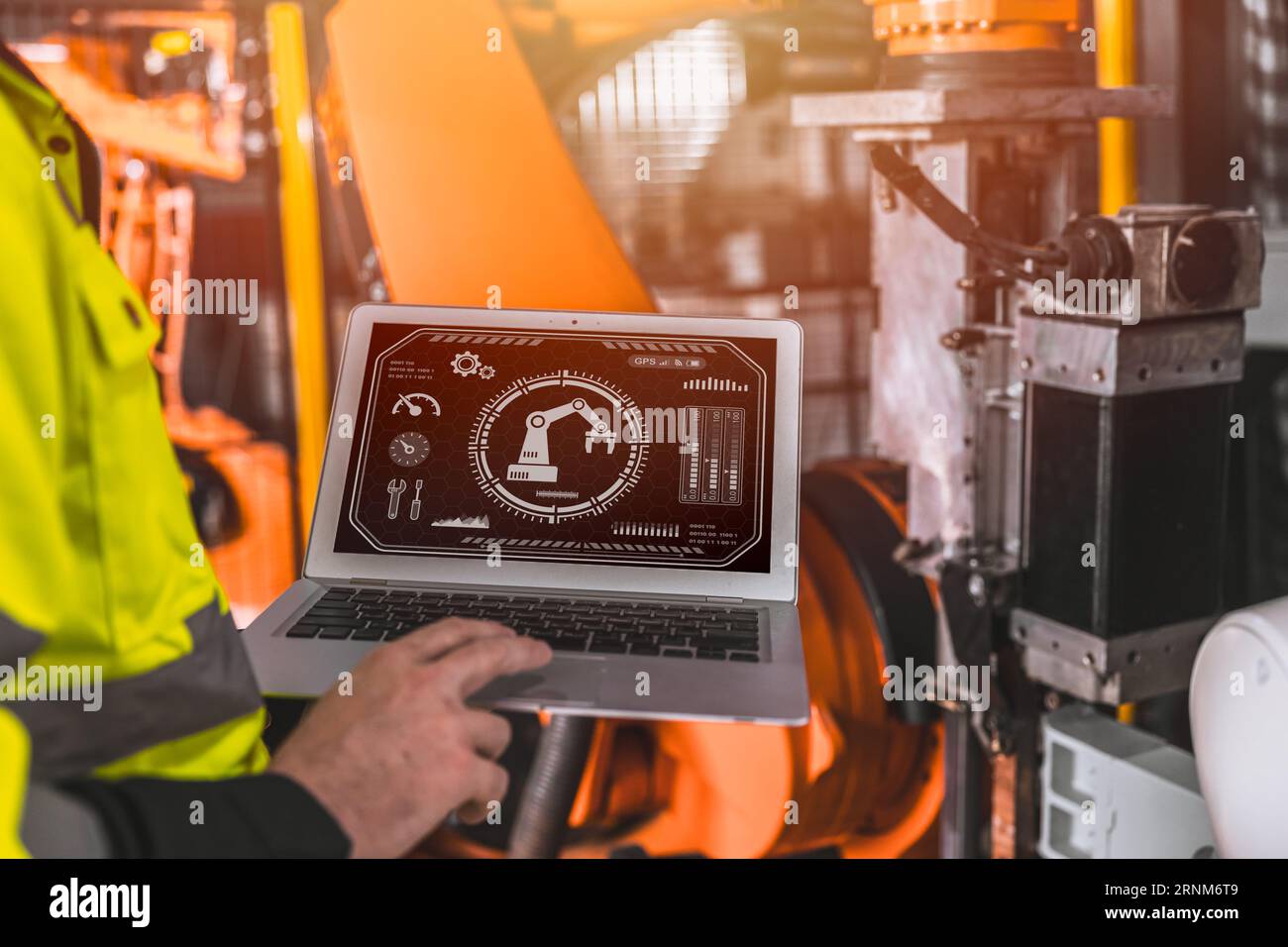 il controllo del programma software di visualizzazione dello schermo di un computer portatile closeup aziona la macchina robotizzata industriale nella fabbrica di automazione Foto Stock