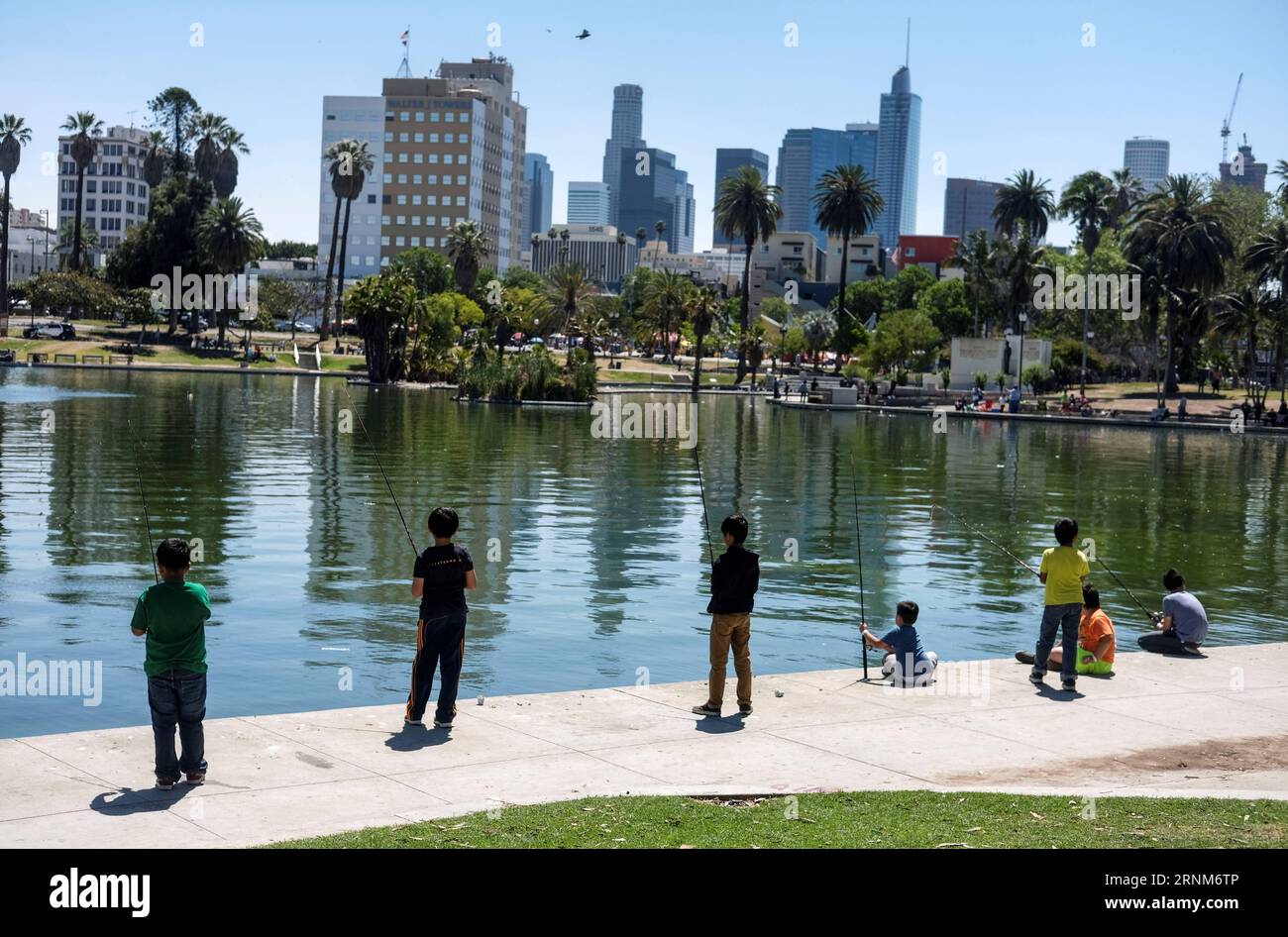 (170514) -- LOS ANGELES, 14 maggio 2017 -- i bambini partecipano alla formazione di pesce durante un derby giovanile di pesca tenuto dal Los Angeles Department of Recreation and Parks in the Lake at MacArthur Park vicino al centro di Los Angeles, negli Stati Uniti, il 13 maggio 2017. )(gj) U.S.-LOS ANGELES-FISHING ZhaoxHanrong PUBLICATIONxNOTxINxCHN Los Angeles 14 maggio 2017 i bambini partecipano alla formazione dei pesci durante un Youth Fishing Derby Hero dal Los Angeles Department of Recreation and Parks in the Lake AT MacArthur Park vicino al centro di Los Angeles Stati Uniti IL 13 maggio 2017 GJ U S Los Angeles Fishing Zhaox Foto Stock