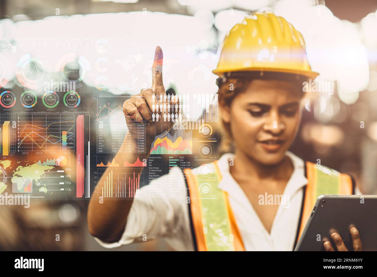 ingegnere del settore donna lavoratrice felice di utilizzare l'innovazione tecnologica avanzata per il concetto di informazioni sulle soluzioni di ingegneria di fabbrica Foto Stock
