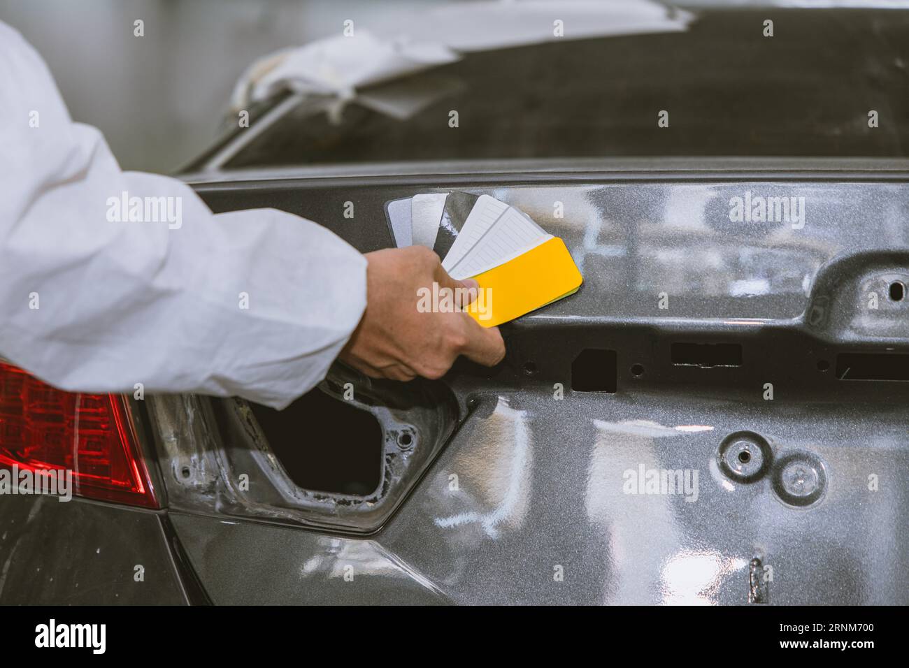 pittura della carrozzeria selezionare i colori della vernice utilizzando la scheda campione per scegliere la tonalità di colore desiderata nell'officina della carrozzeria del garage Foto Stock