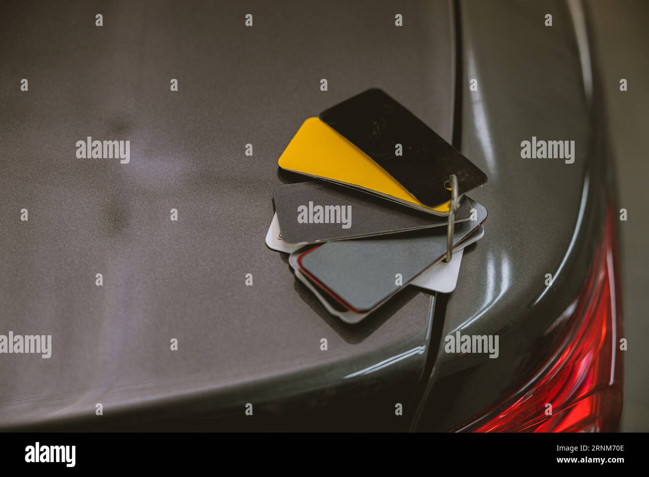 verniciatura auto. scheda di esempio dei colori della vernice per la riverniciatura a scelta del colore in officina Foto Stock