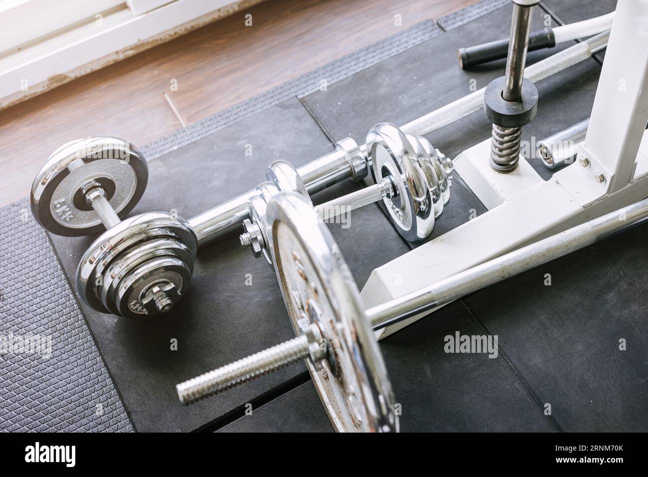 Manubri in metallo sul pavimento, attrezzature per il body building per il sollevamento pesi per una palestra sana Foto Stock