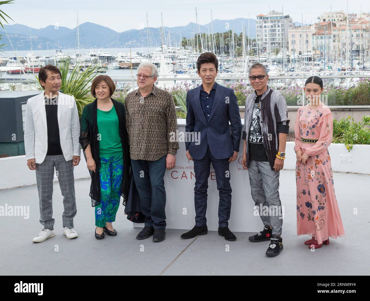 (170518) -- CANNES, 18 maggio 2017 -- i membri del cast del film Mugen no junin posano per una foto durante il 70° Festival di Cannes, in Francia, il 18 maggio 2017. )(zcc) FRANCE-CANNES-70TH CANNES FILM FESTIVAL-MUGEN NO JUNIN-PHOTOCALL XuxJinquan PUBLICATIONxNOTxINxCHN Cannes 18 maggio 2017 cast membri del Film Mugen No Junin posa per una foto durante il 70 ° Festival di Cannes in Francia IL 18 maggio 2017 ZCC France Cannes 70th Cannes Film Festival Mugen No Junin foto chiama XuxJinquan PUBLICATIONxNOTxINxCHN Foto Stock