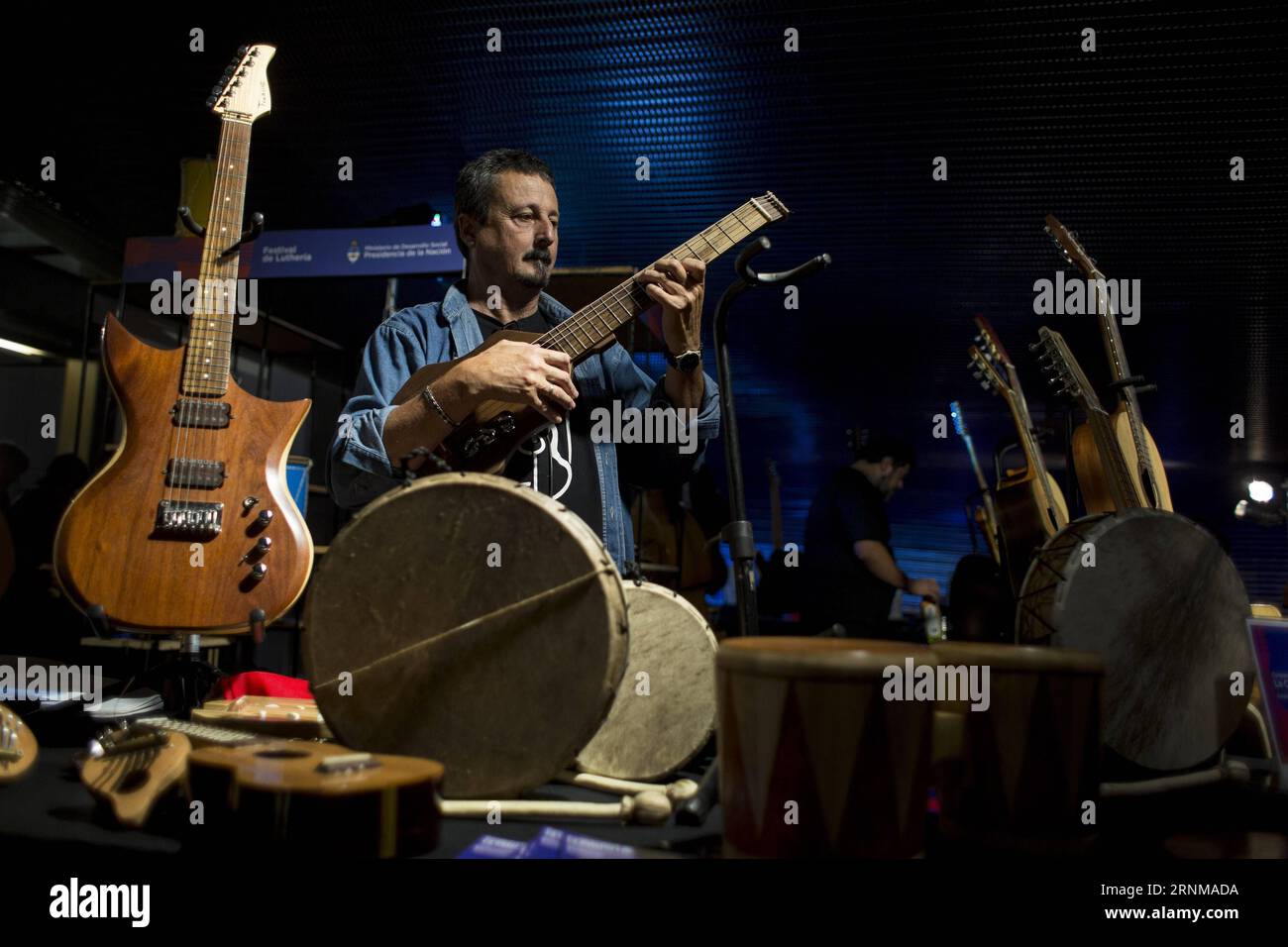 (170519) -- BUENOS AIRES, 19 maggio 2017 -- Hugo Scotto testa una chitarra da viaggio realizzata con legno di noce durante la Fiera dei liutai al Kirchner Cultural Center di Buenos Aires, Argentina, 18 maggio 2017. ) (Da) (fnc) (zw) ARGENTINA-BUENOS AIRES-LUTHIERS FAIR MartinxZabala PUBLICATIONxNOTxINxCHN Buenos Aires 19 maggio 2017 Hugo Scotto testa una chitarra da viaggio realizzata con legno di noce durante la fiera dei liutai AL Kirchner Cultural Center di Buenos Aires Argentina 18 maggio 2017 lì FNC ZW Argentina Buenos Aires Liuteria Fair MartinXZabala PUBLICATIONXNOTxINCHN Foto Stock