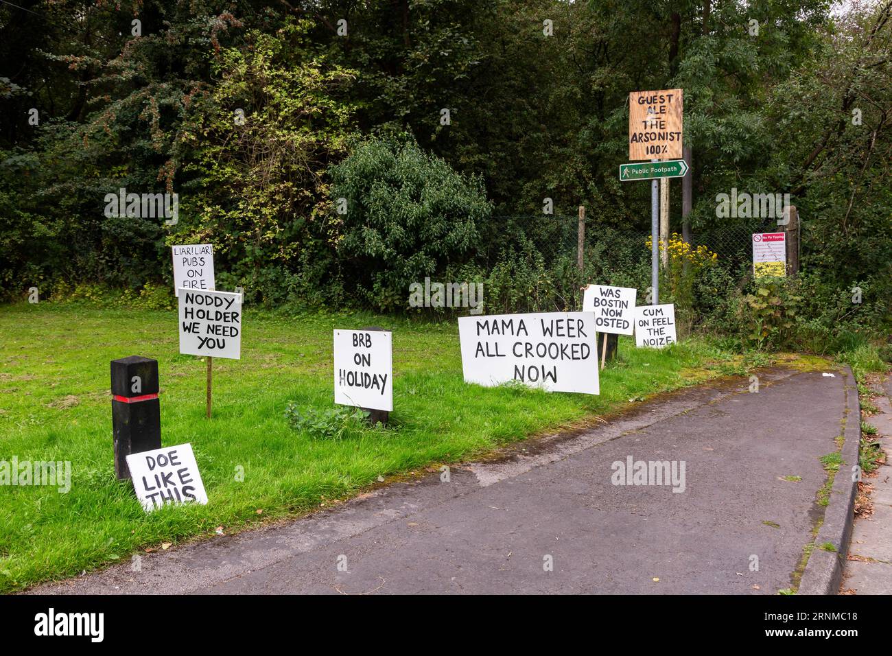 Himley, Staffordshire, Regno Unito. 2 settembre 2023. Quattro settimane dopo che il famoso pub Crooked House è bruciato, i cartelli di protesta e la bandiera del Paese Nero sono esposti a sostegno della ricostruzione dell'edificio storico nella stessa posizione. Crediti: Peter Lopeman/Alamy Live News Foto Stock