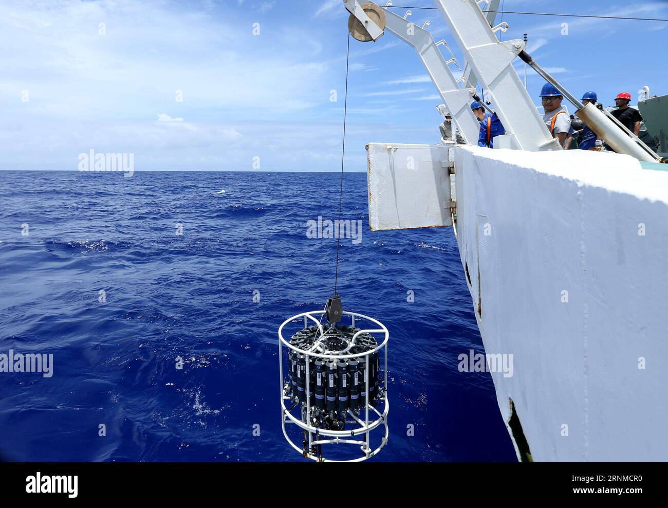 (170522) -- A BORDO DELLA NAVE XIANGYANGHONG 09, 22 maggio 2017 -- gli scienziati testano la temperatura, la salinità e la profondità dell'acqua di mare mentre si preparano per l'immersione del sommergibile con equipaggio cinese Jiaolong, sulla sua nave madre Xiangyanghong 09, 22 maggio 2017. La nave è arrivata nella zona di Mariana lunedì e ha iniziato a testare temperatura, salinità e profondità per l'immersione di martedì nella fossa di Mariana, la prima della terza tappa della spedizione. ) (zhs) CHINA-SUBMERSIBLE JIAOLONG-MARIANA TRENCHES (CN) LiuxShiping PUBLICATIONxNOTxINxCHN A bordo della nave Xiangyanghong 09 maggio 22 2017 scienziati sperimentano il temperato Foto Stock