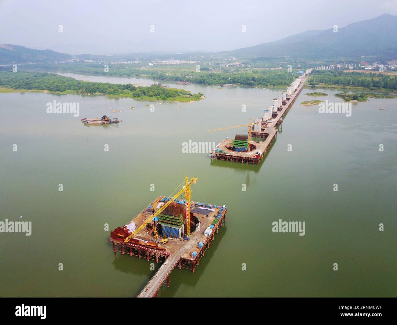 (170523) -- JI AN, 23 maggio 2017 -- la foto scattata il 22 maggio 2017 mostra il cantiere della brigata ferroviaria del fiume Ganjiang, un importante progetto della ferrovia che collega la regione autonoma della Mongolia interna occidentale ricca di carbone con la città di Ji An nella provincia del Jiangxi della Cina orientale, a Ji An. La linea trasporterà carbone per più di 1.800 km da Haolebaoji nella Mongolia interna della Cina settentrionale a Ji An. ) (Yxb) CHINA-JIANGXI-RAILWAY-BRIDGE-CONSTRUCTION(CN) XingxGuangli PUBLICATIONxNOTxINxCHN ji al 23 maggio 2017 la foto scattata IL 22 maggio 2017 mostra il cantiere della ferrovia del fiume Ganjiang Brigde a Major Proje Foto Stock