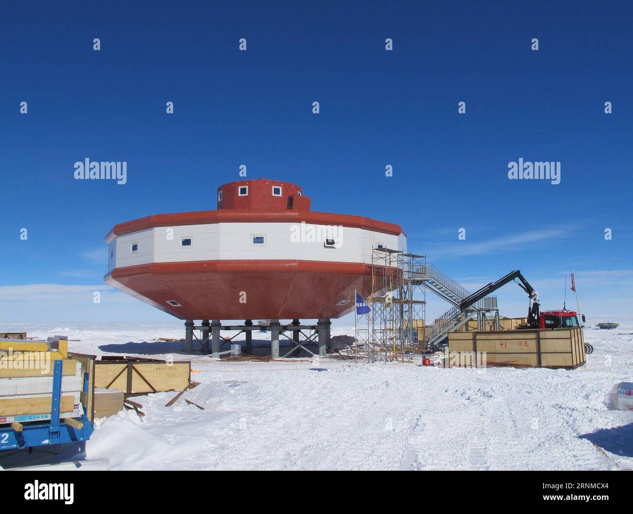 (170523) -- PECHINO, 23 maggio 2017 () -- foto scattata il 24 gennaio 2014 mostra la quarta base di ricerca antartica cinese, la stazione di Taishan, in costruzione. La stazione di Taishan è stata aperta l'8 febbraio 2014. La Cina ha pubblicato lunedì il primo rapporto completo sul suo sviluppo in Antartide negli ultimi tre decenni, intitolato China S Antarctic Activities. Secondo il rapporto, negli ultimi 30 anni, la Cina ha aperto quattro basi di ricerca -- la stazione della grande Muraglia, la stazione di Zhongshan, la stazione di Kunlun e la stazione di Taishan -- e ha fondato il Polar Research Institute of China a Shanghai oltre alla vela Foto Stock