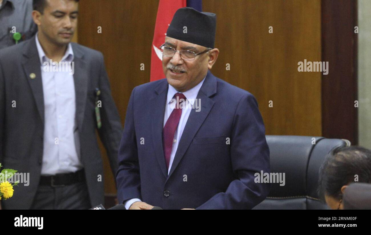 (170524) -- KATHMANDU, 24 maggio 2017 -- il primo ministro nepalese Pushpa Kamal Dahal (C) partecipa a una conferenza stampa presso l'ufficio del primo ministro a Kathmandu, Nepal, il 24 maggio 2017. Il primo ministro nepalese Pushpa Kamal Dahal ha annunciato le sue dimissioni dall'incarico in un discorso speciale alla nazione mercoledì pomeriggio. KATHMANDU) (zf) NEPAL-KATHMANDU-PRIMO MINISTRO-RASSEGNAZIONE SunilxSharma PUBLICATIONxNOTxINxCHN Kathmandu 24 maggio 2017 i primi ministri nepalesi Pushpa Kamal Dahal C partecipa a una conferenza stampa PRESSO L'ufficio dei primi ministri a Kathmandu Nepal IL 24 maggio 2017 Foto Stock