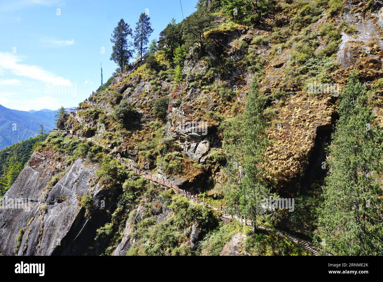 L'ultimo tratto di sentiero in discesa prima della ripida salita finale al Monastero del Nido della Tigre sopra la valle di Paro nel regno del Bhutan Foto Stock