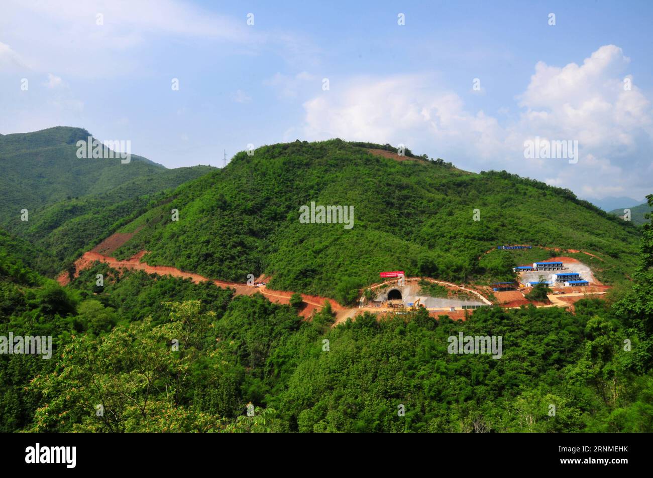 (170525) -- VANG VIENG, 25 maggio 2017 -- foto scattata il 21 maggio 2017 mostra un tunnel della ferrovia Cina-Laos in costruzione nel nord del Laos nella provincia di Luang Prabang. La ferrovia Cina-Laos ha una lunghezza totale di 414,332 km con oltre il 62,7% di ponti e tunnel, che collegano la porta di confine di Mohan-Boten nel Laos settentrionale e la capitale Vientiane. La ferrovia Cina-Laos è la prima rotta oltremare che si collega con il sistema ferroviario cinese, utilizzando la tecnologia, le attrezzature e gli investimenti cinesi. (zy) COSTRUZIONE FERROVIARIA LAOS-CINA-LAOS ZhangxJianhua PUBLICATIONxNOTxINxCHN Vang Vieng maggio 25 2017 foto Foto Stock