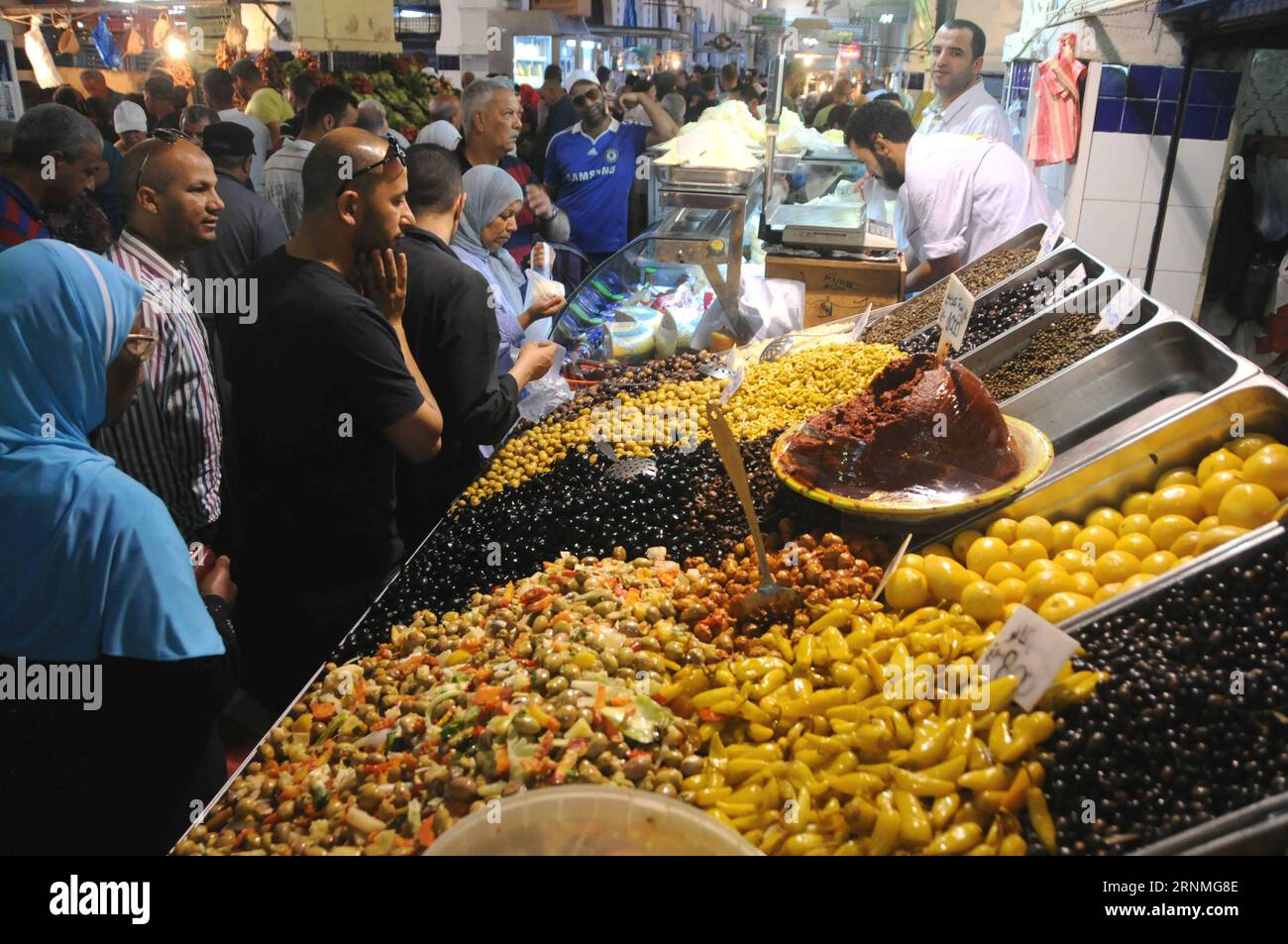 (170527) -- TUNISI, 27 maggio 2017 -- i musulmani tunisini acquistano cibo in un mercato a Tunisi, capitale della Tunisia, il 27 maggio 2017, preparandosi per il mese santo del Ramadan, durante il quale si digiunano dall'alba al tramonto. I musulmani in Tunisia hanno osservato il primo giorno del santo digiuno del mese del Ramadan il sabato. ) yk) TUNISIA-SOCIETY-RAMADAN AdelexEzzine PUBLICATIONxNOTxINxCHN Foto Stock