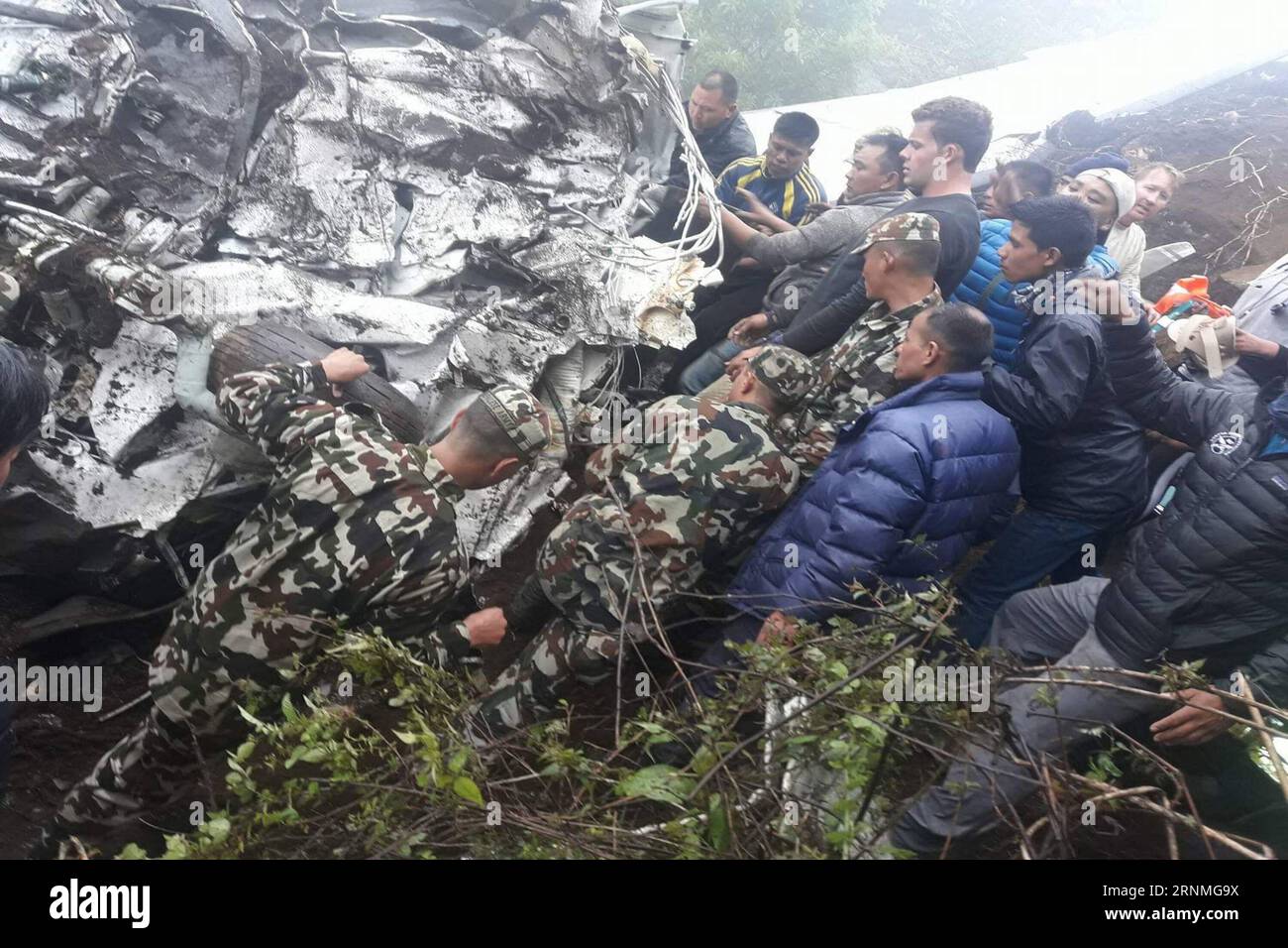 (170528) -- SOLUKHUMBU (NEPAL), 28 maggio 2017 -- la foto scattata il 27 maggio 2017 mostra una scena di operazioni di salvataggio nel sito dell'incidente di un aereo cargo vicino all'aeroporto Tenzing Hillary di Lukla, vicino al Monte Qomolangma, situato nel distretto orientale di Solukhumbu, Nepal. Un pilota è morto e due membri dell'equipaggio sono rimasti feriti dopo che un aereo cargo della Goma Airlines si è schiantato durante l'atterraggio all'aeroporto Tenzing Hillary di Lukla vicino al Monte Qomolangma sabato pomeriggio, le autorità hanno confermato. L'aereo 9N-AKY si è schiantato mentre stava cercando di atterrare all'aeroporto, che è spesso considerato l'aeroporto più pericoloso del Foto Stock