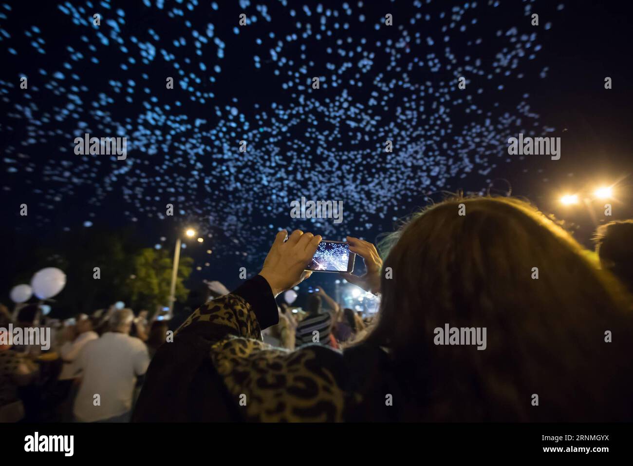 (170528) -- BUDAPEST, 28 maggio 2017 -- Una donna scatta foto di palloncini illuminati per sensibilizzare i bambini scomparsi durante un evento chiamato la notte delle mille luci a Budapest, in Ungheria, il 28 maggio 2017. L'evento si è tenuto in occasione della giornata internazionale dei bambini scomparsi il 25 maggio. ) UNGHERIA-BUDAPEST-GIORNATA INTERNAZIONALE DEI BAMBINI SCOMPARSI AttilaxVolgyi PUBLICATIONxNOTxINxCHN Budapest maggio 28 2017 una donna scatta foto di palloni illuminati per sensibilizzare i bambini scomparsi durante l'evento chiamato notte delle mille luci a Budapest Ungheria IL 28 2017 maggio l'evento What Hero Foto Stock