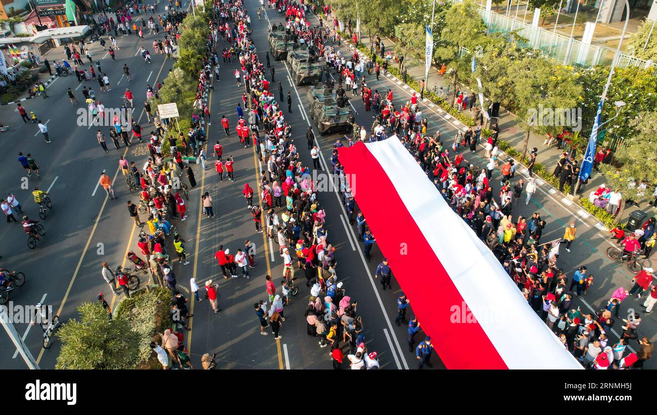 Vista aerea della lunga bandiera indonesiana, Merah Putih, il giorno dell'indipendenza indonesiana. Bekasi, Indonesia, 2 settembre 2023 Foto Stock