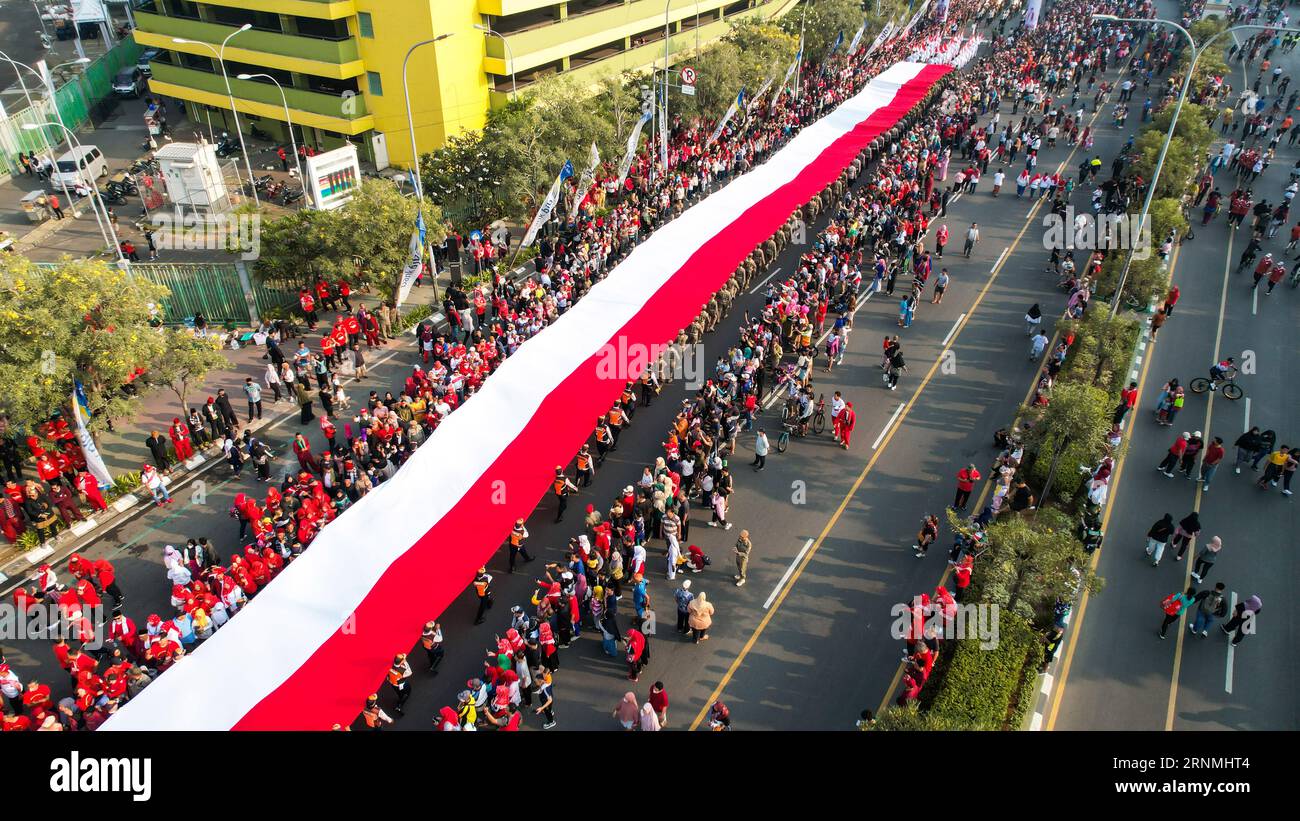 Vista aerea della lunga bandiera indonesiana, Merah Putih, il giorno dell'indipendenza indonesiana. Bekasi, Indonesia, 2 settembre 2023 Foto Stock