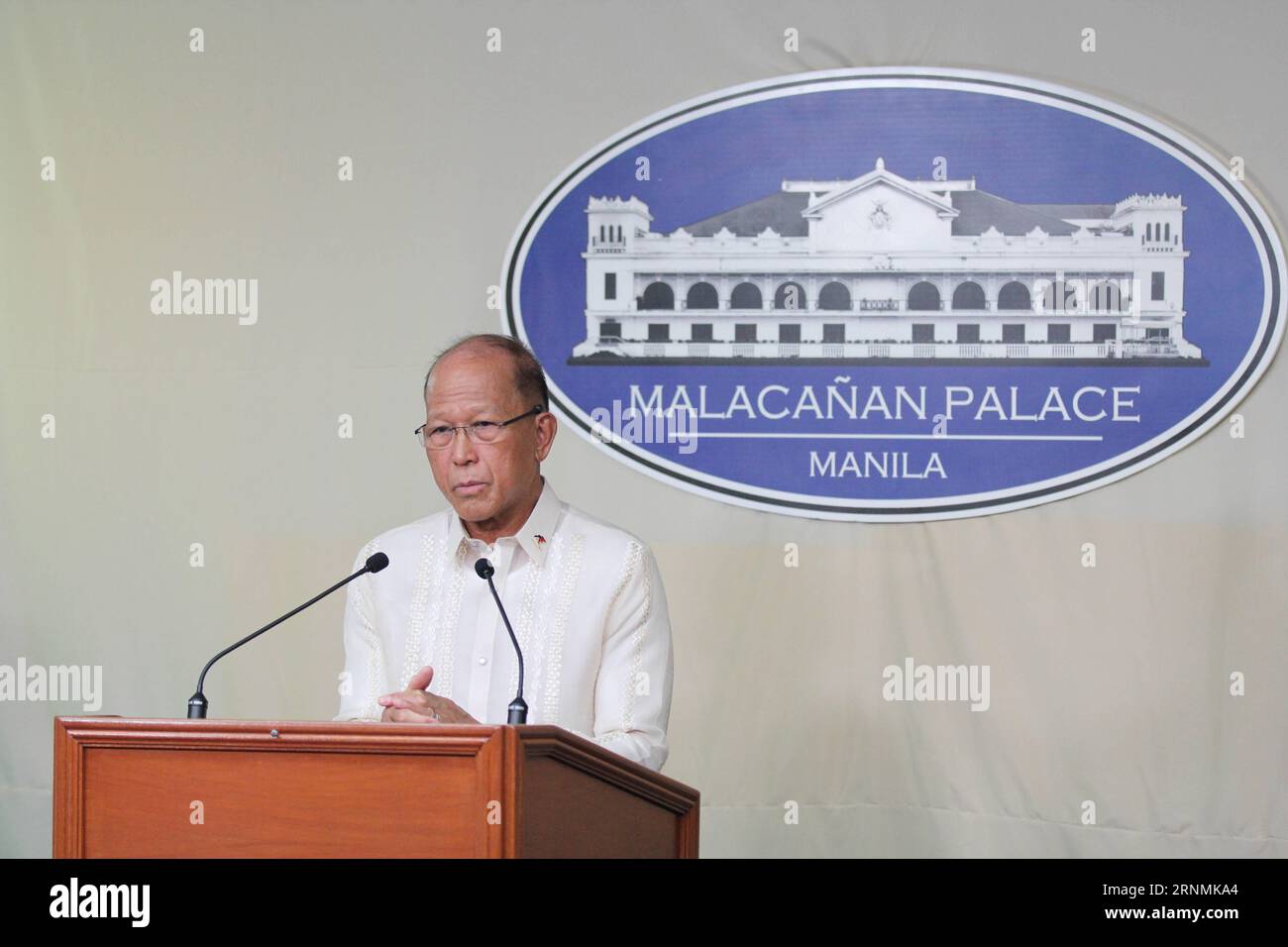 (170601) -- MANILA, 1 giugno 2017 -- Delfin Lorenzana, Segretario alla difesa delle Filippine, parla a una conferenza stampa a Manila, 1 giugno 2017. In un caso di apparente fuoco amico, gli attacchi aerei militari filippini contro militanti islamici Maute nella città meridionale di Marawi uccisero 11 soldati e ne ferirono altri sette, i funzionari della difesa e dell'esercito dissero giovedì.) (gl) FILIPPINE-MANILA-CONFERENZA STAMPA WangxYu PUBLICATIONxNOTxINxCHN Manila 1° giugno 2017 Delfin Lorenzana Segretario della difesa delle Filippine parla A una conferenza stampa a Manila il 1° giugno 2017 in un caso di apparente amichevole Foto Stock