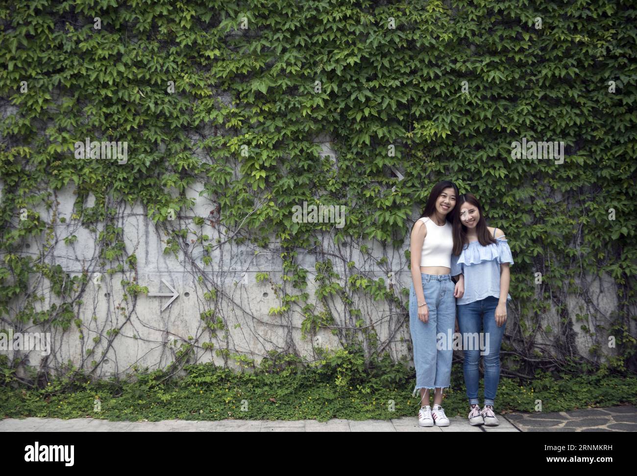 (170602) - HONG KONG, 2 giugno 2017 -- le ragazze posano per le foto all'Hong Kong Wetland Park di Hong Kong, Cina meridionale, 22 maggio 2017. Il 1° luglio 2017 ricorre il ventesimo anniversario del ritorno di Hong Kong nella madrepatria. Negli ultimi 20 anni, Hong Kong ha continuato a proteggere il suo ambiente ecologico. ) (zhs) CHINA-HONG KONG-RETURN ANNIVERSARY-ENVIRONMENT (CN) LIUxYUN PUBLICATIONxNOTxINxCHN Hong Kong 2 giugno 2017 le ragazze si posano per le foto AL Parco delle paludi di Hong Kong a Hong Kong nella Cina del Sud 22 maggio 2017 1 luglio 2017 segna il 20° anniversario del ritorno di Hong Kong nella madrepatria negli ultimi 20 anni Hong Foto Stock