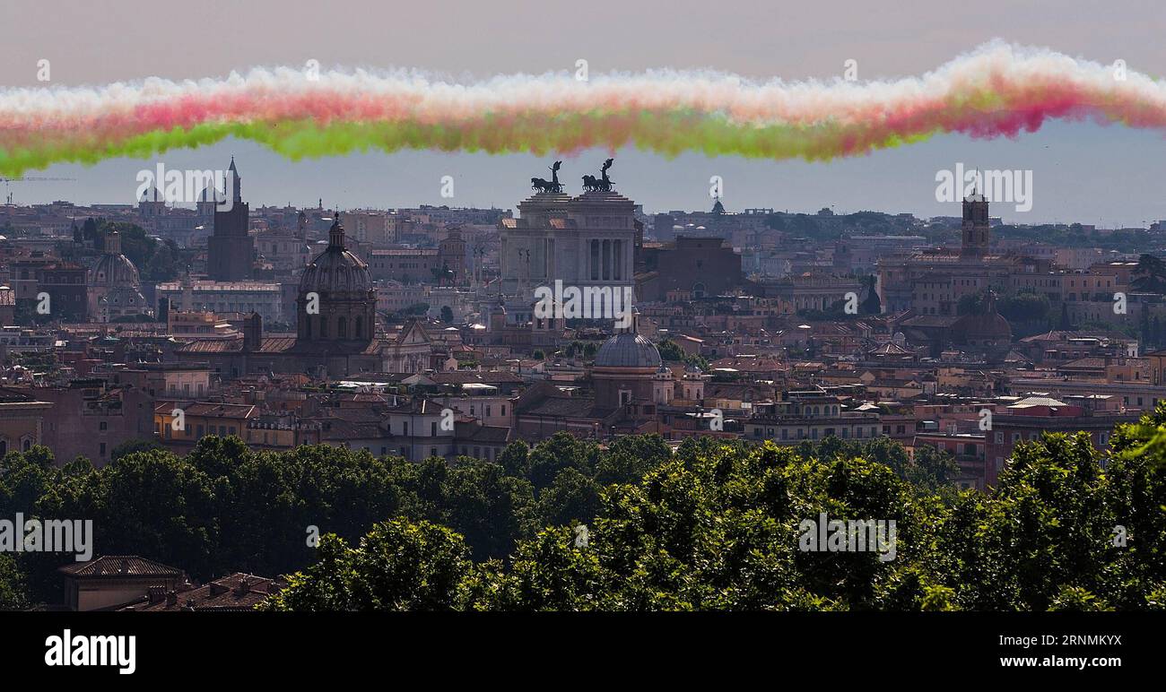 (170602) -- ROMA, 2 giugno 2017 -- la squadra aerobatica italiana delle frecce Tricolori si esibisce durante la parata militare della Festa della Repubblica a Roma, in Italia, il 2 giugno 2017. ) (lrz) GIORNATA ITALIA-ROMA-REPUBBLICA JinxYu PUBLICATIONxNOTxINxCHN Roma 2 giugno 2017 la squadra aerobica italiana DELLE FRECCE TRICOLORI si esibisce durante la Parata militare della Festa della Repubblica a Roma IL 2 giugno 2017 lrz Italia Roma Festa della Repubblica JinxYu PUBLICATIONxNOTxINxCHN Foto Stock