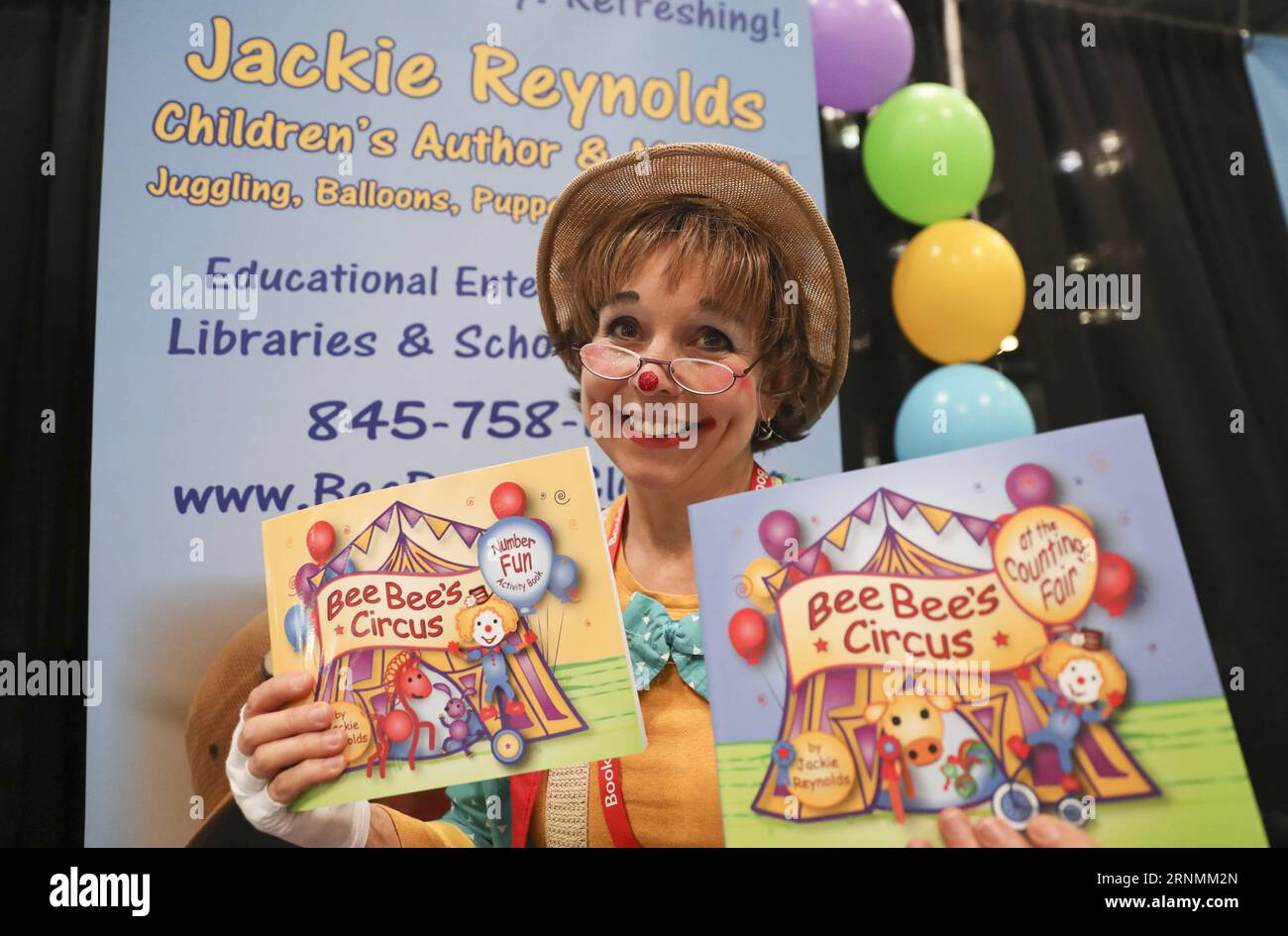 (170602) -- NEW YORK, 2 giugno 2017 -- l'autrice per bambini Jackie Reynolds mostra i suoi libri Bee Bee S Circus al Counting Fair e Number Fun Activity Book durante il BookExpo 2017 a New York, negli Stati Uniti, il 2 giugno 2017. BookExpo, il più grande raduno di professionisti del settore del libro in Nord America, si è tenuto dal 31 maggio al 2 giugno di quest'anno con la partecipazione di circa 600 espositori provenienti da tutto il mondo. ) U.S.-NEW YORK-BOOKEXPO 2017 WangxYing PUBLICATIONxNOTxINxCHN New York 2 giugno 2017 l'autrice per bambini Jackie Reynolds mostra i suoi libri Bee Bee S Circus AL Counting Fair and Number Foto Stock