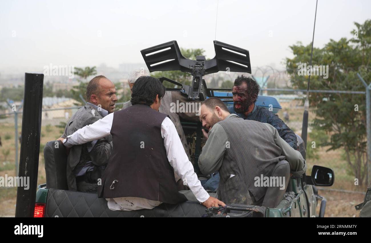 Bombenanschlag auf Beerdigung a Kabul (170603) -- KABUL, 3 giugno -- foto scattata il 3 giugno 2017 mostra alcuni uomini feriti che subiscono attacchi dinamitardi durante una cerimonia funebre a Kabul, la capitale dell'Afghanistan. Almeno 18 persone sono state confermate morte e altre 12 ferite mentre tre esplosioni hanno colpito una cerimonia funebre a Kabul sabato, ha riferito il canale televisivo locale Tolo. )(rh) AFGHANISTAN-KABUL-FUNERALE RahmatxAlidazah PUBLICATIONxNOTxINxCHN bombardamento FUNEBRE a Kabul Kabul 3 giugno foto scattata IL 3 giugno 2017 mostra alcuni uomini feriti che subiscono attacchi di bombe in una cerimonia funebre a Kabul, capitale di Foto Stock