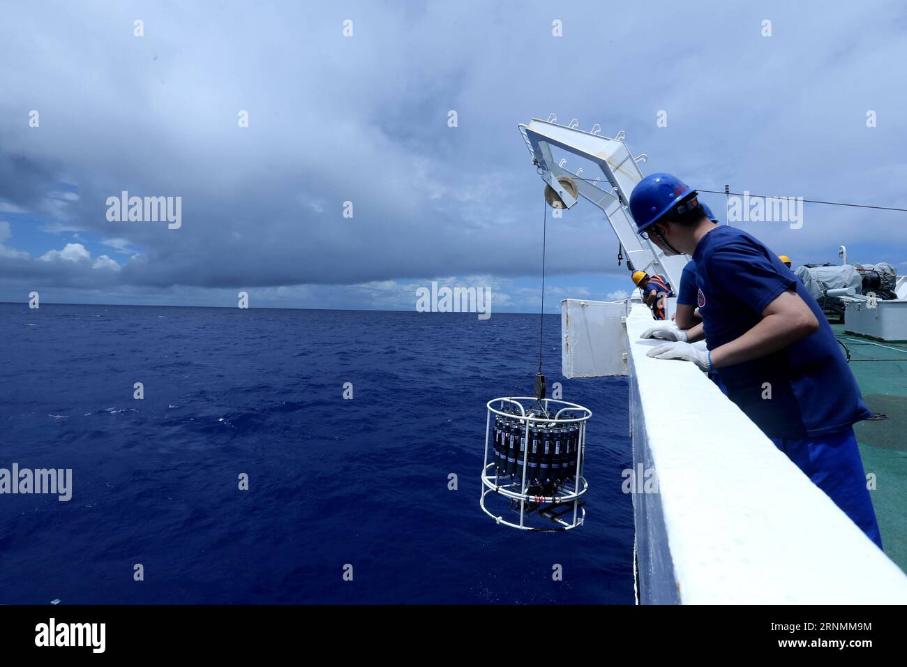 (170603) -- A BORDO DELLA NAVE XIANGYANGHONG 09, 3 giugno 2017 -- i membri del gruppo di ricerca scientifica testano l'acqua oceanica con un dispositivo CTD a bordo della nave Xiangyanghong 09, la nave madre del sommergibile cinese Jiaolong con equipaggio , 3 giugno 2017. Jiaolong prevede di condurre cinque immersioni nella Yap Trench a partire dal 4 giugno. ) (Wyl) CHINA-YAP TRENCH-JIAOLONG-EXPEDITION (CN) LiuxShiping PUBLICATIONxNOTxINxCHN A BORDO della nave Xiangyanghong 09 giugno 3 2017 membri del gruppo di ricerca scientifica provano acqua oceanica con un dispositivo CTD A bordo di Xiangyanghong 09 il sommergibile con equipaggio della nave madre della Cina Jiaolong 3 giugno 2017 Jiao Foto Stock