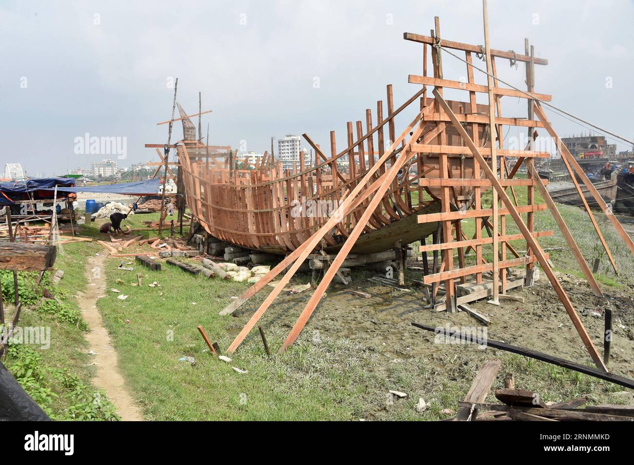 (170604) -- CHITTAGONG (BANGLADESH), 4 giugno 2017 -- foto scattata il 24 maggio 2017 mostra una barca di legno in costruzione nella città portuale sudorientale del Bangladesh di Chittagong. Nel Bangladesh fluviale, le barche sono il mezzo di trasporto chiave e un gran numero di persone si affida alle barche per pescare il pesce e guadagnarsi il pane quotidiano. L'industria sulle rive del fiume Karnaphuli a Chittagong produce ancora barche per lo più in modo tradizionale. ) (Zcc) BANGLADESH-CHITTAGONG-FISHING BOAT-BUILDING LiuxChuntao PUBLICATIONxNOTxINxCHN Chittagong Bangladesh 4 giugno 2017 foto scattata IL 24 maggio 2017 SH Foto Stock