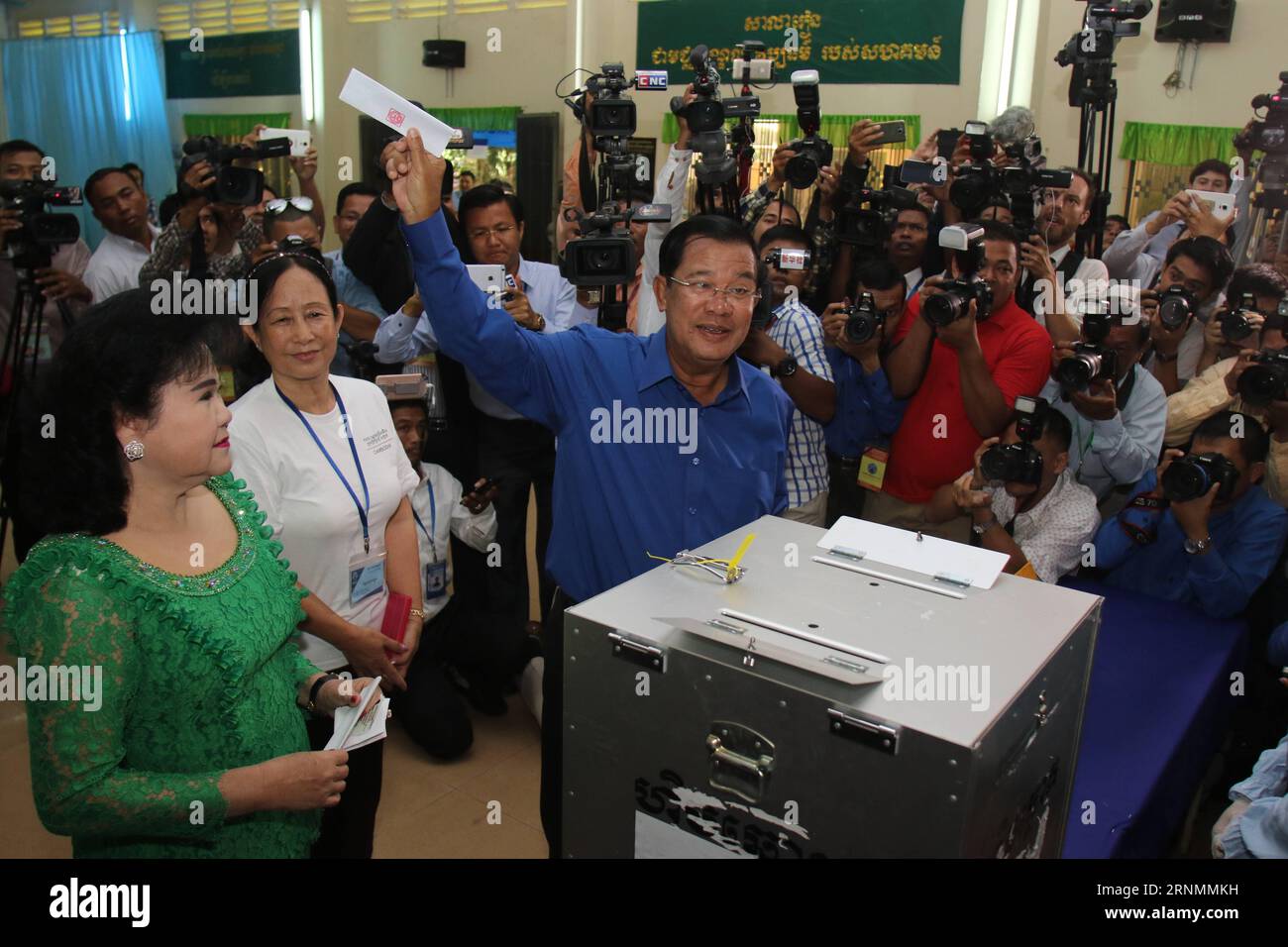 (170604) -- KANDAL, 4 giugno 2017 -- il primo ministro cambogiano Samdech Techo Hun Sen (C) mostra il suo voto durante le elezioni comunali nella provincia di Kandal, Cambogia, il 4 giugno 2017. Le elezioni comunali in Cambogia sono iniziate domenica dopo una campagna elettorale di due settimane. Sovannara) (zxj) CAMBOGIA-KANDAL-COMMUNE ELECTIONS-KICK off SovanxNguon PUBLICATIONxNOTxINxCHN Kandal 4 giugno 2017 i primi ministri cambogiani Samdech Techo HUN Sen C mostrano il suo voto durante le elezioni comunali nella provincia di Kandal in Cambogia IL 4 giugno 2017 le elezioni comunali sono iniziate in Cambogia domenica dopo due settimane ELEC Foto Stock