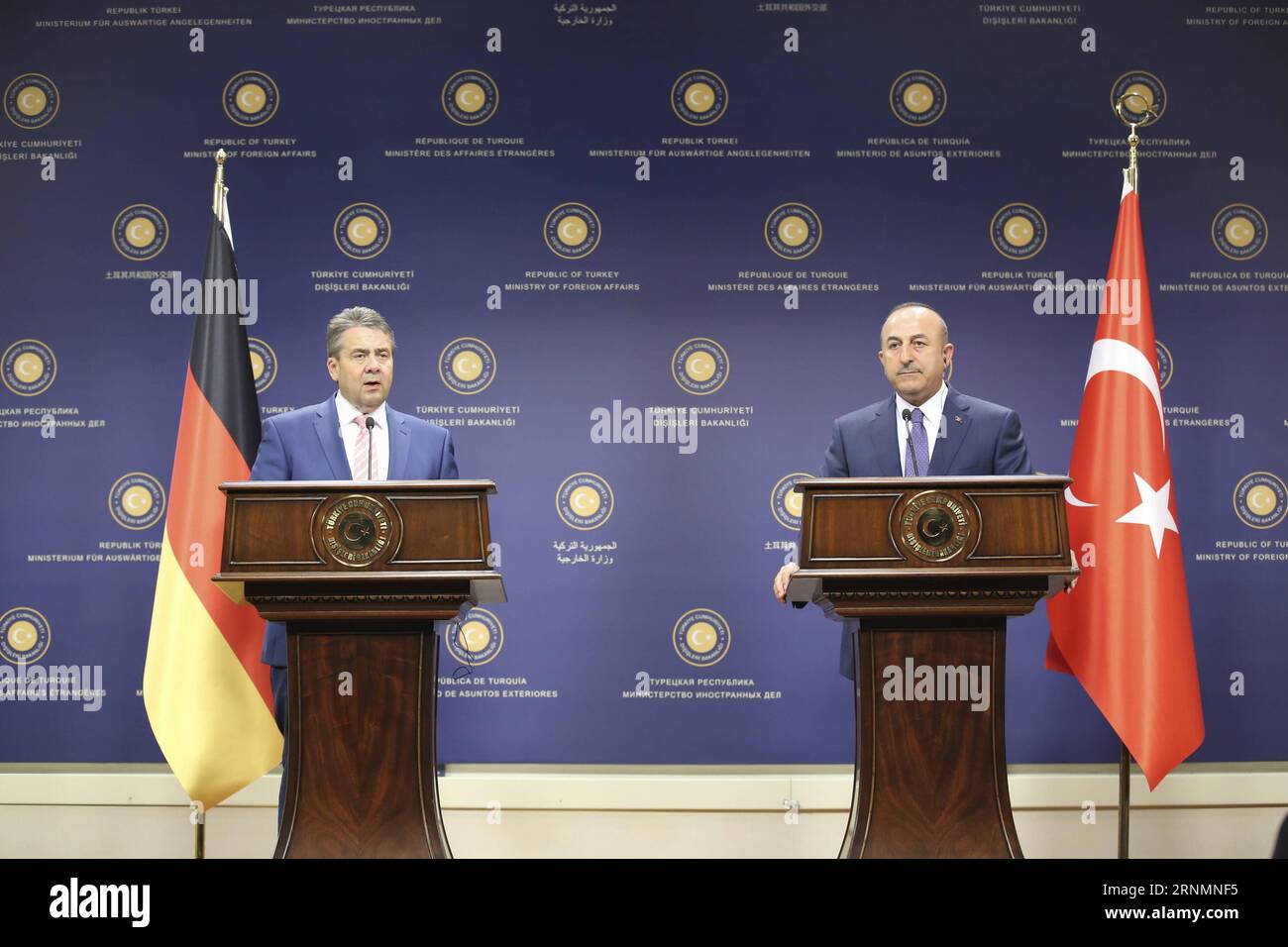 (170605) -- ANKARA, 5 giugno 2017 -- il ministro degli Esteri turco Mevlut Cavusoglu (R) partecipa a una conferenza stampa congiunta con il suo omologo tedesco Sigmar Gabriel ad Ankara, in Turchia, il 5 giugno 2017. Lunedì il ministro degli Esteri turco Mevlut Cavusoglu ha detto che i legislatori tedeschi visitano la base aerea della NATO nella provincia centrale di Konya è possibile ora, ma tale visita alla base aerea di Incirlik è ancora impossibile nel prossimo futuro. ) (dtf) TURCHIA-ANKARA-GERMANIA-MINISTRO DEGLI ESTERI QinxYanyang PUBLICATIONxNOTxINxCHN Ankara 5 giugno 2017 i ministri degli Esteri turchi Mevlut Cavusoglu r partecipano a una conferenza stampa congiunta con HIS G. Foto Stock