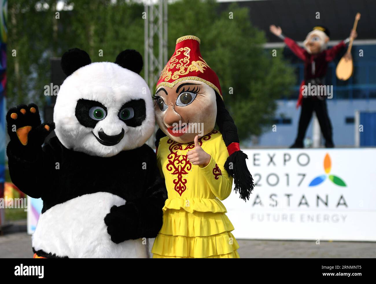170606) -- ASTANA, 6 giugno 2017 -- ballerini che indossano panda e costumi  tradizionali kazaki si pongono durante una performance del gruppo di ballo  Sam Ruk dell'Università Eurasiatica di Astana, Kazakistan, 5