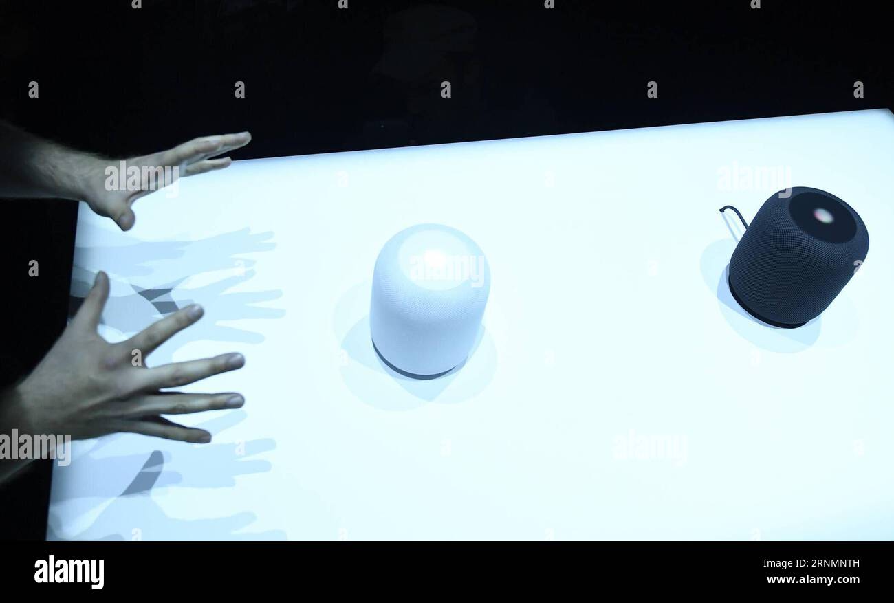 170606 -- SAN JOSE, 6 giugno 2017 -- la foto scattata il 5 giugno 2017 mostra i diffusori Apple HomePod alla Worldwide Developers Conference WWDC a San Jose, California, Stati Uniti. Apple Inc. Ha presentato lunedì un altoparlante musicale, il suo primo nuovo hardware da quando Apple Watch è stato lanciato due anni fa, in occasione di un raduno annuale di sviluppatori di software. hy U.S.-SAN JOSE-APPLE-WWDC-NEW PRODUCTS Xinhua PUBLICATIONxNOTxINxCHN Foto Stock