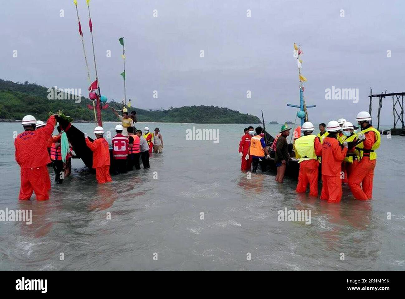 (170608) -- TANINTHARYI (MYANMAR), 8 giugno 2017 -- i soccorritori devono portare i corpi delle vittime di incidenti aerei in un villaggio di Laung Lone, nella regione meridionale di Tanintharyi, Myanmar, 8 giugno 2017. Un totale di 29 corpi umani sono stati scoperti in mare, secondo una dichiarazione rilasciata dal Myanmar giovedì pomeriggio. ) (hy) MYANMAR-TANINTHARYI-MILITARY PLANE-CRASH DefensexServicesxOffice PUBLICATIONxNOTxINxCHN Tanintharyi Myanmar 8 giugno 2017 Preapare di salvataggio per trasportare i corpi delle vittime di un incidente aereo IN un villaggio di Lone Southern Tanintharyi Region Myanmar 8 giugno 2017 un totale di 29 corpi umani Foto Stock